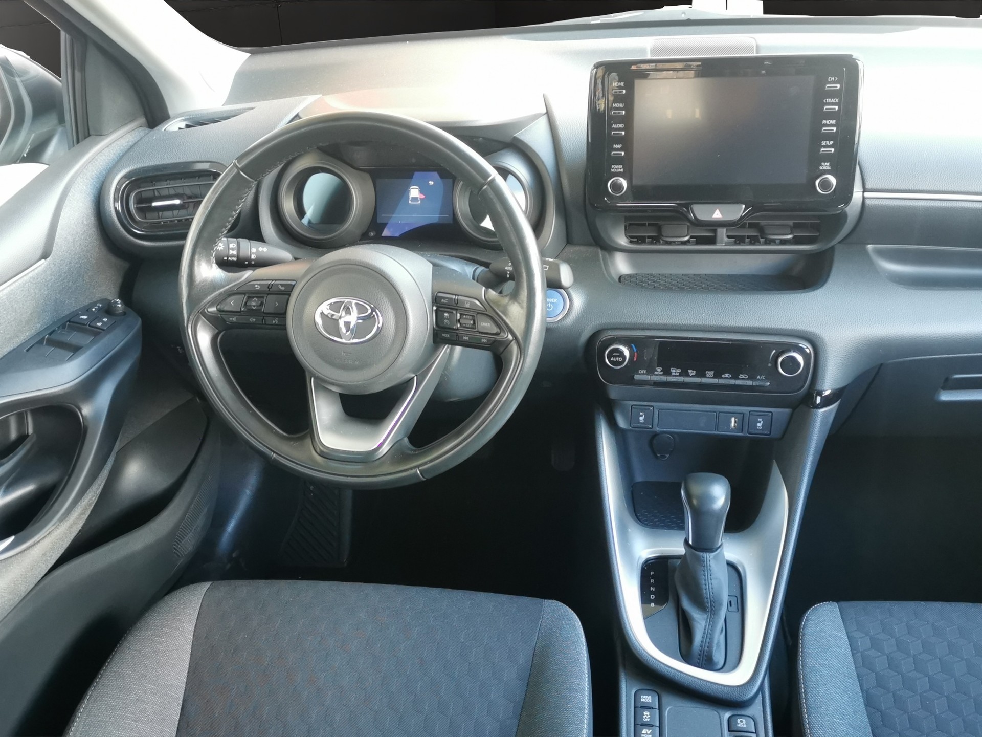 TOYOTA Yaris 1.5 Active e-CVT-image-15