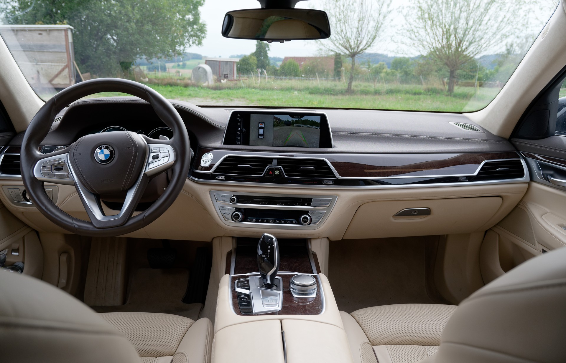 BMW 750i xDrive-image-6
