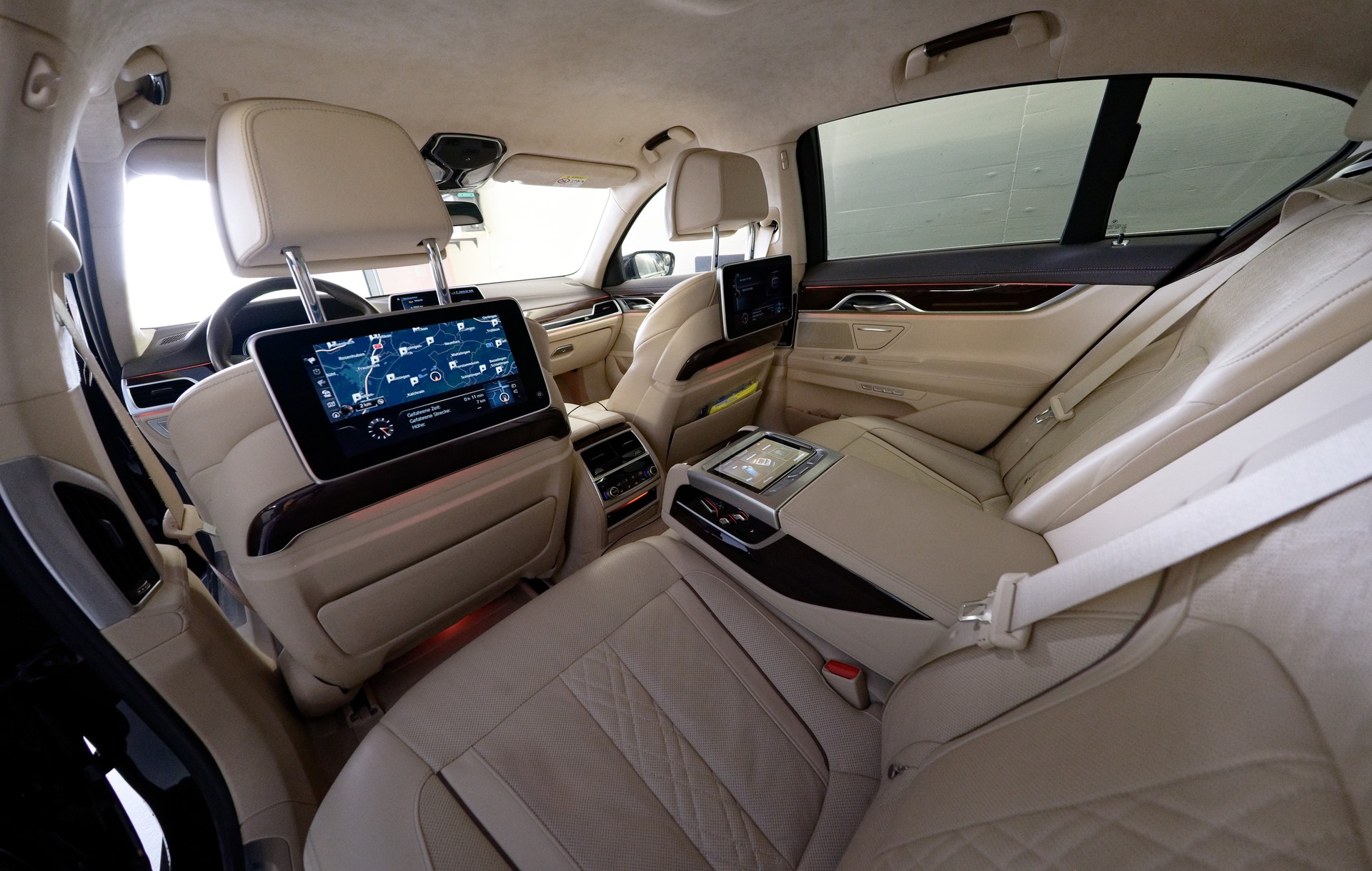 BMW 750i xDrive-image-8