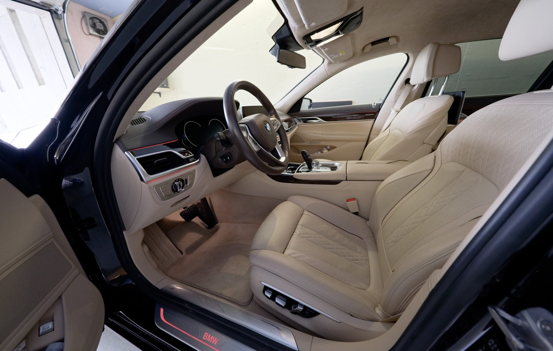 BMW 750i xDrive-image-2