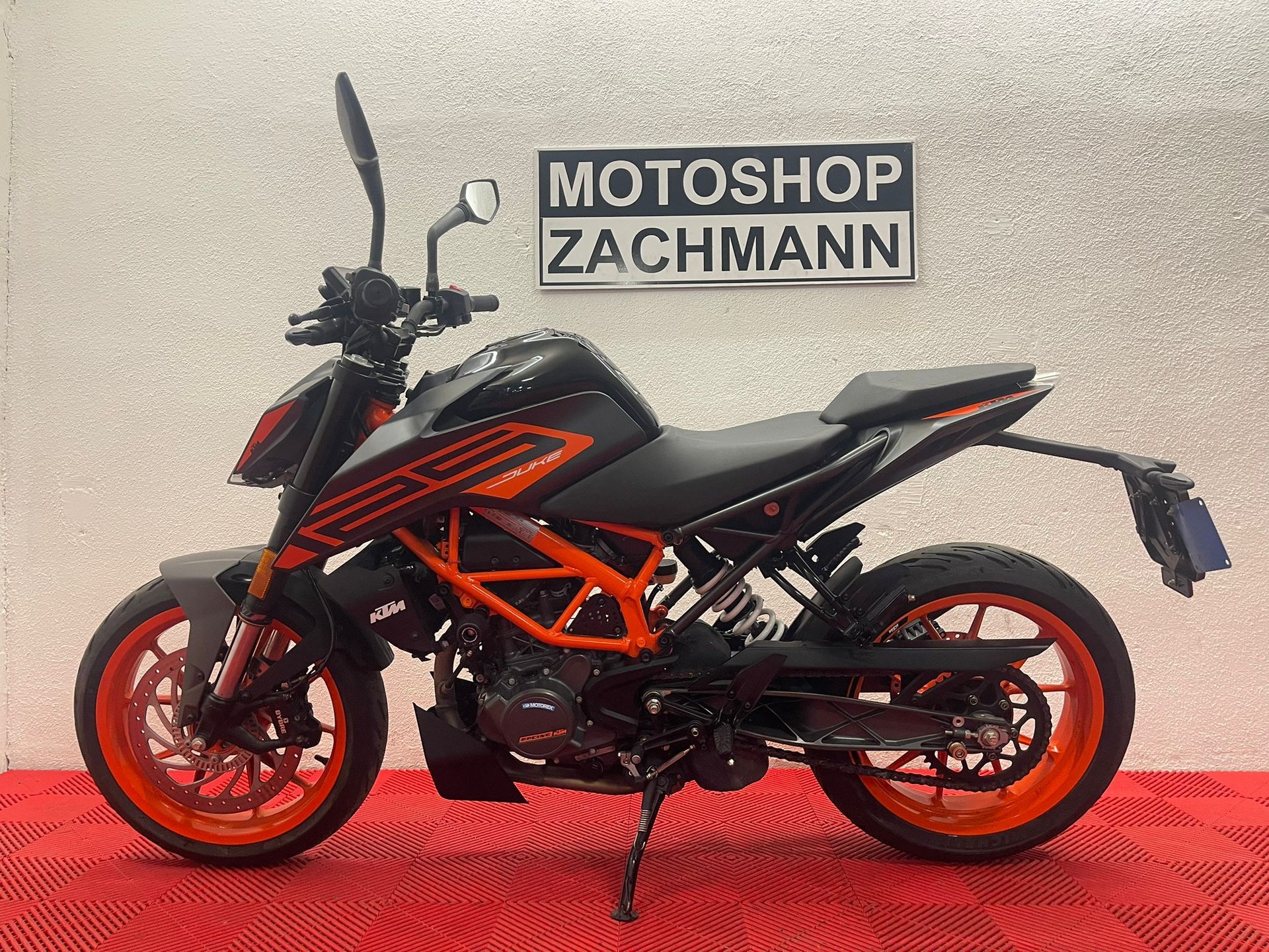 KTM 125 Duke-showroom-element-2