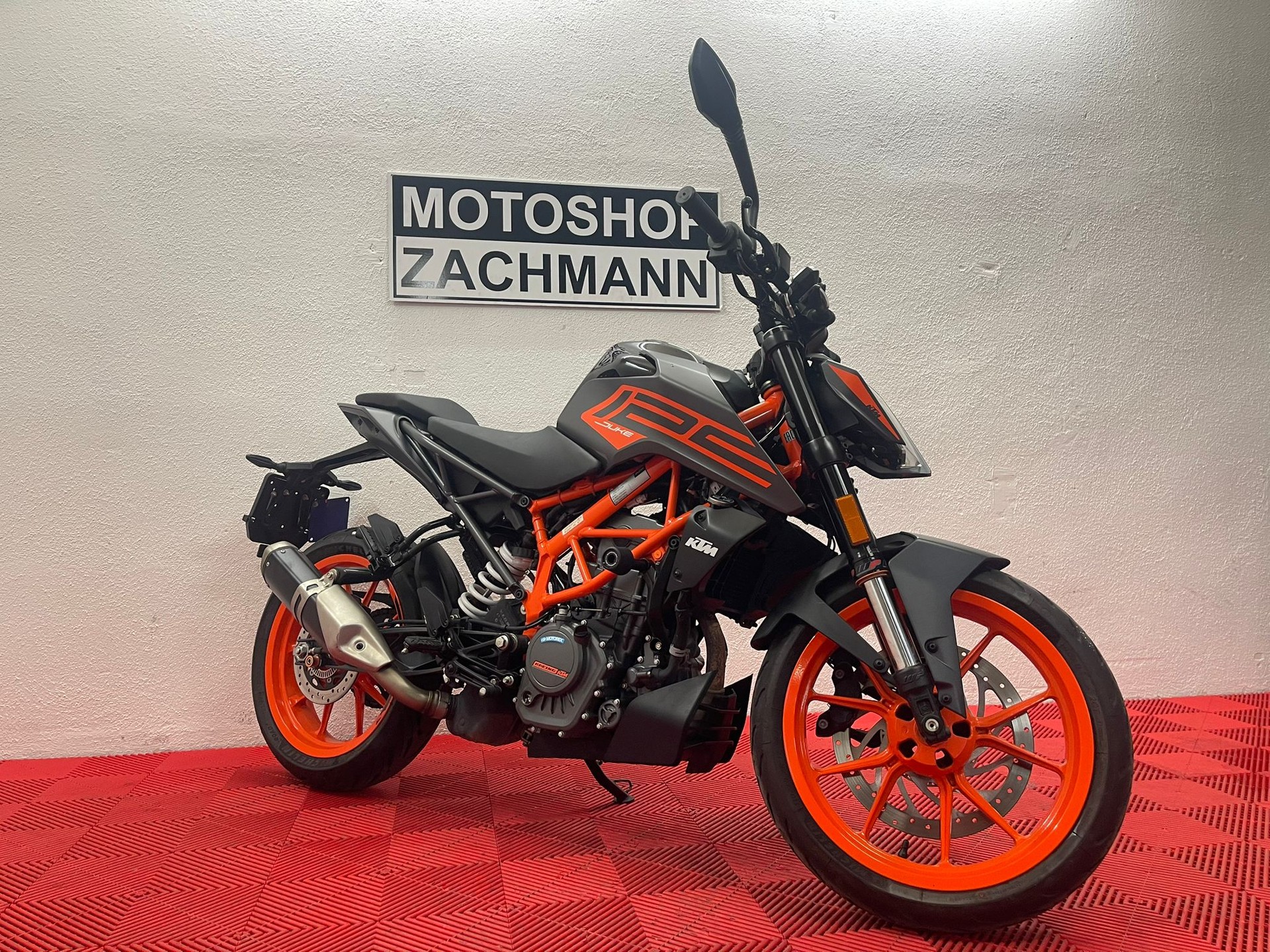 KTM 125 Duke-showroom-element-1