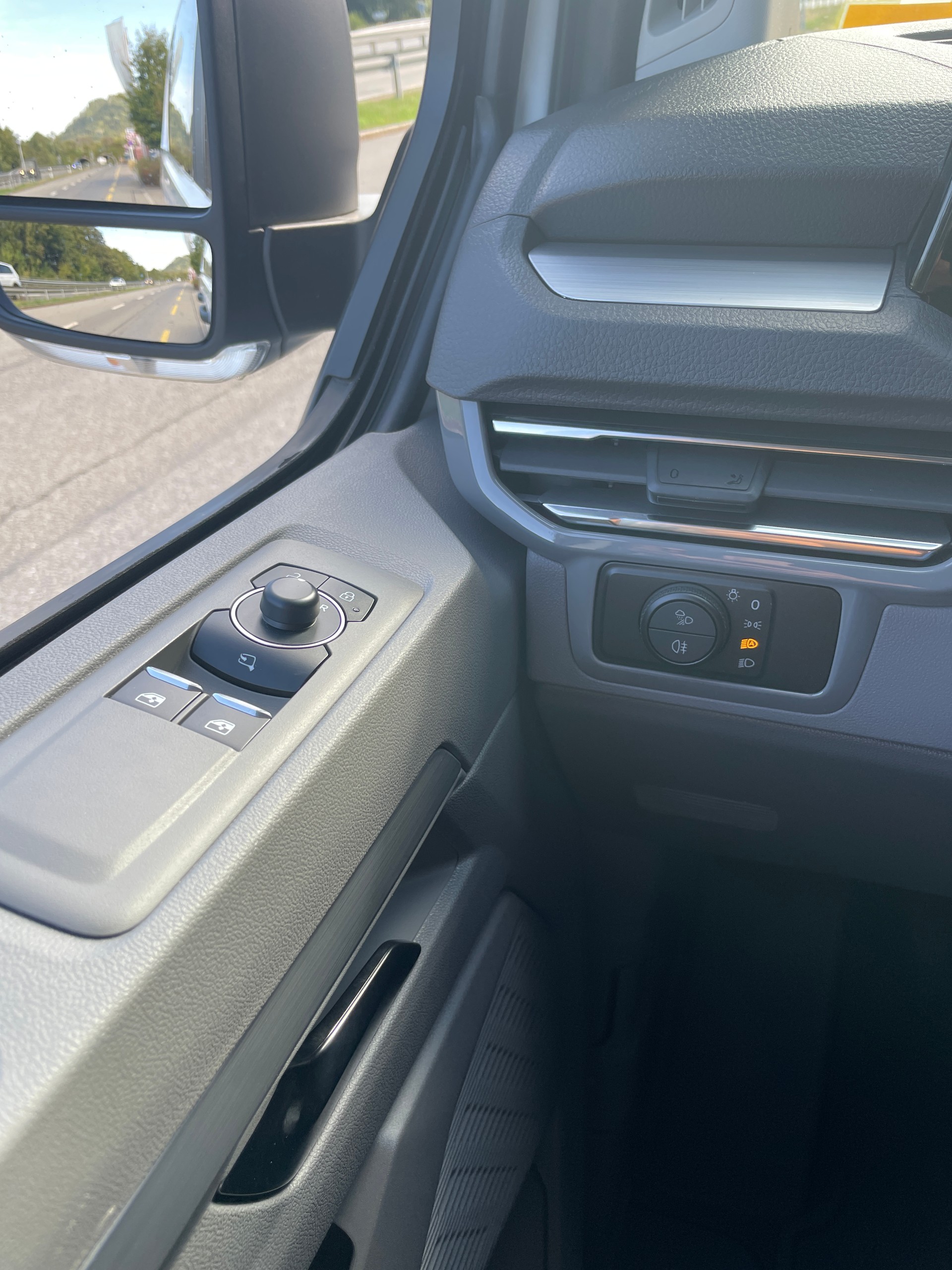 VW Transporter Plus 2.0 TDI 4Motion Lang Automat Pan Americana, 5-Sitzer-image-23