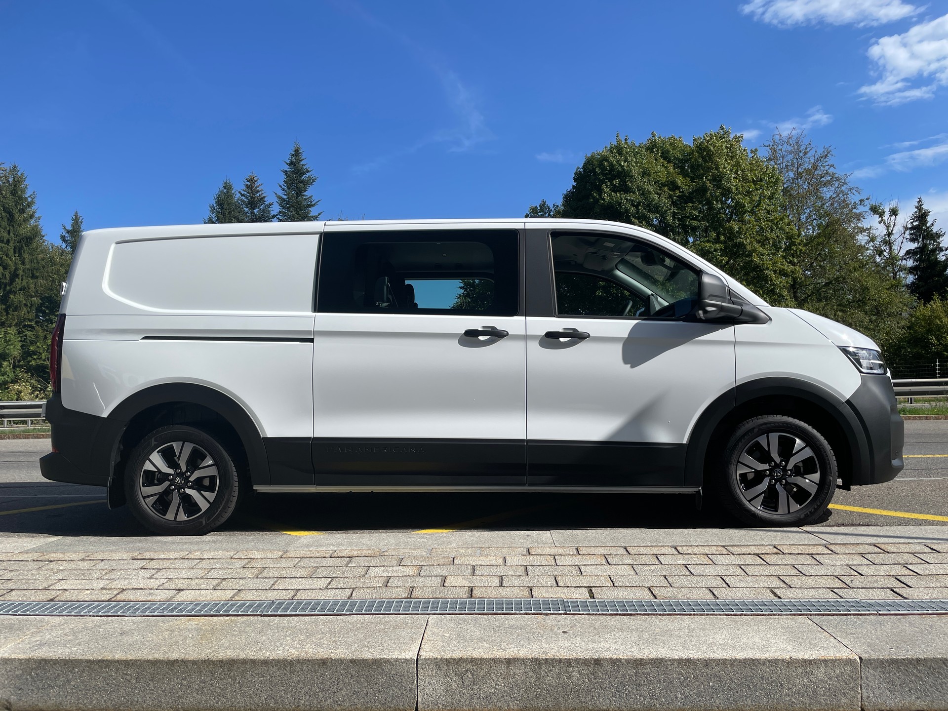 VW Transporter Plus 2.0 TDI 4Motion Lang Automat Pan Americana, 5-Sitzer-image-4