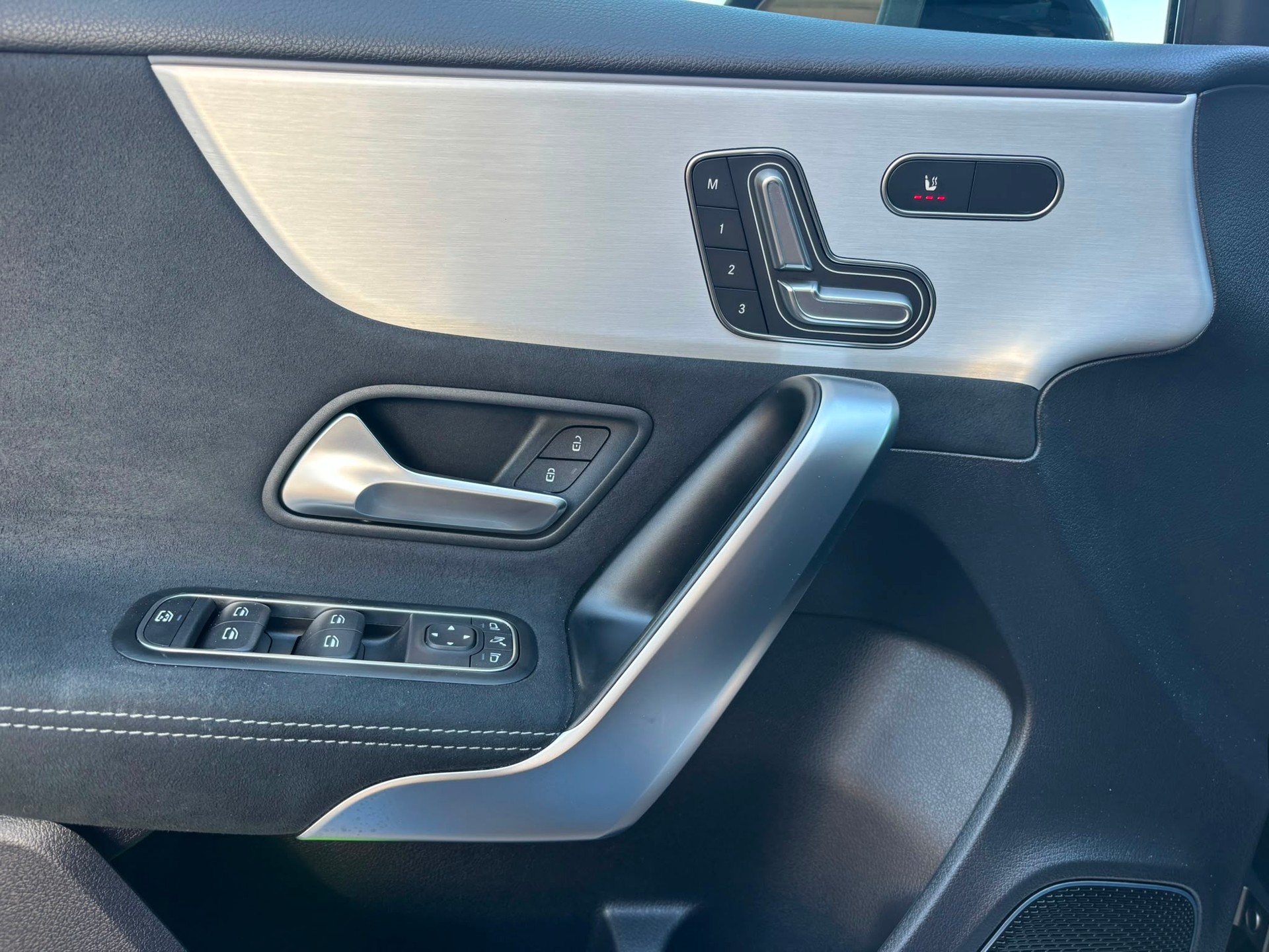 MERCEDES-BENZ A 250 AMG-Line 4Matic-image-12