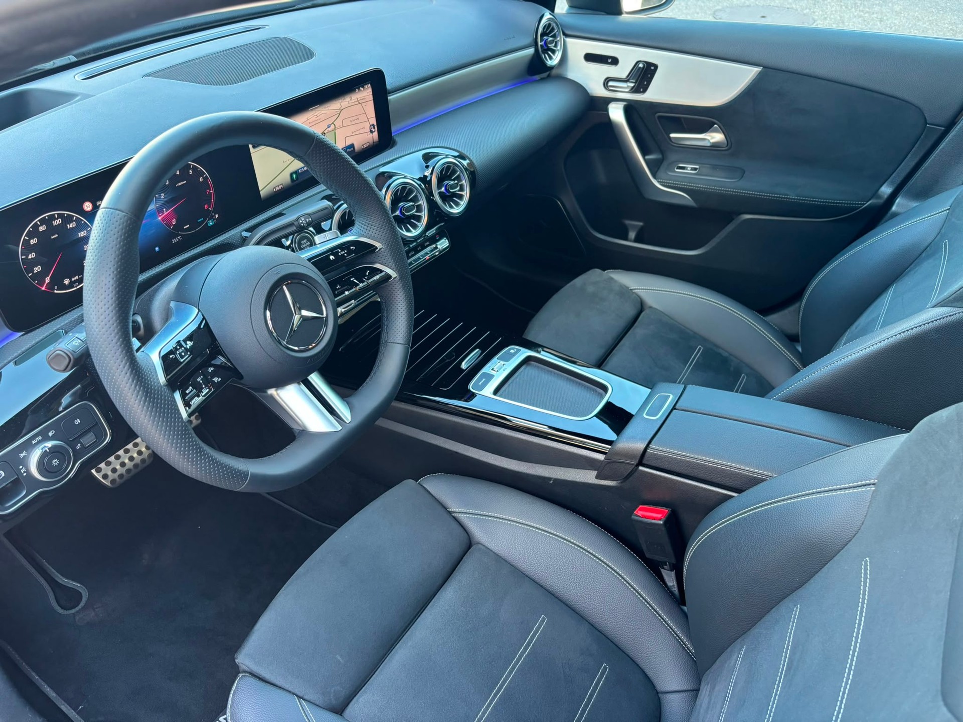 MERCEDES-BENZ A 250 AMG-Line 4Matic-image-6