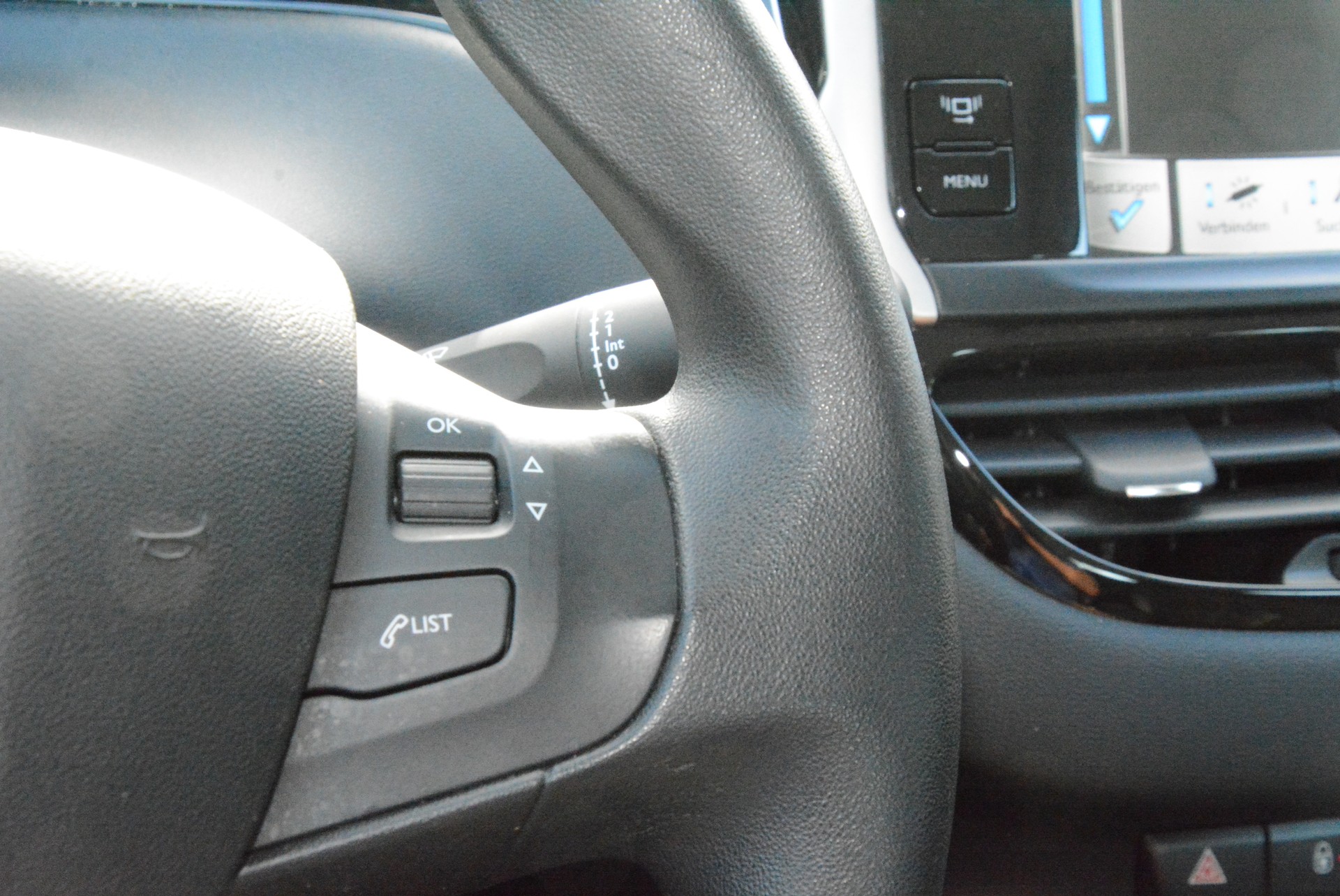 PEUGEOT 208 1.6 e-HDI Active-image-13