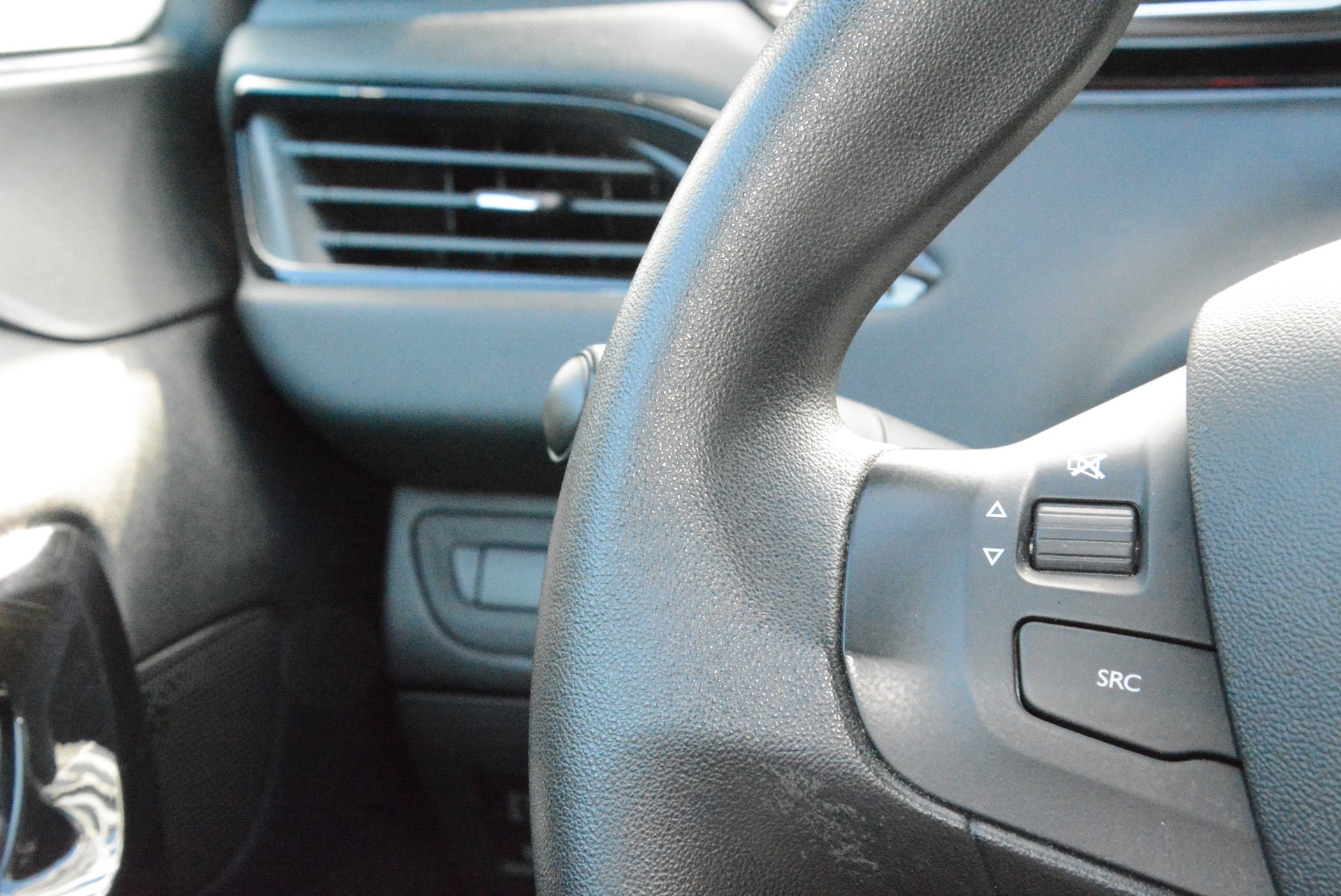 PEUGEOT 208 1.6 e-HDI Active-image-12