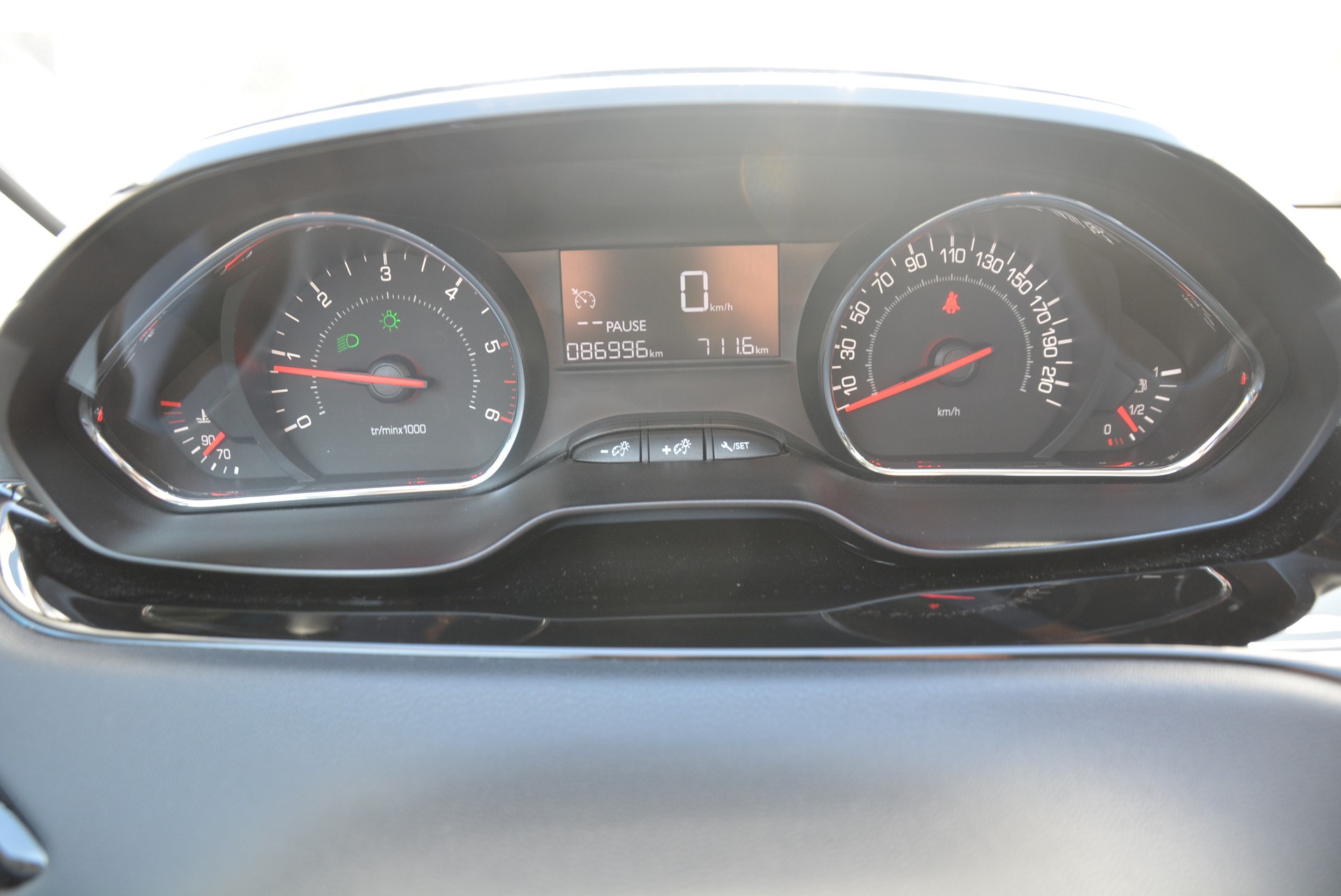 PEUGEOT 208 1.6 e-HDI Active-image-5