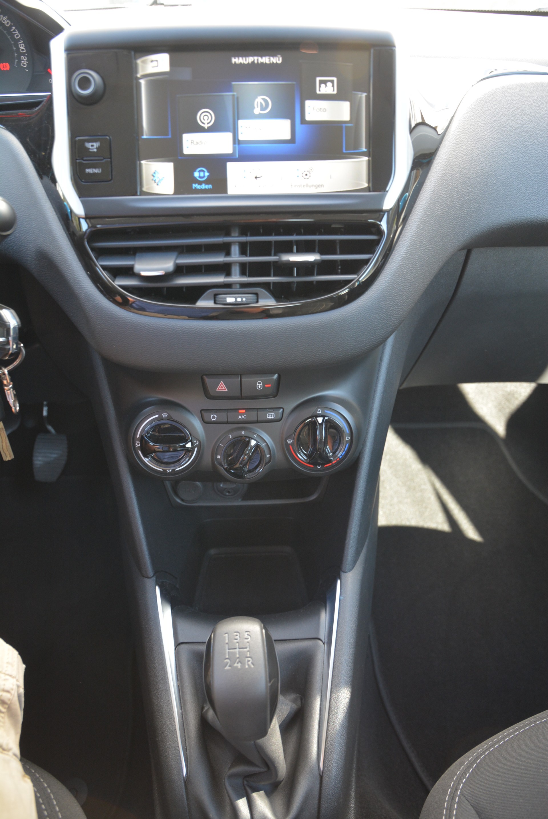 PEUGEOT 208 1.6 e-HDI Active-image-6