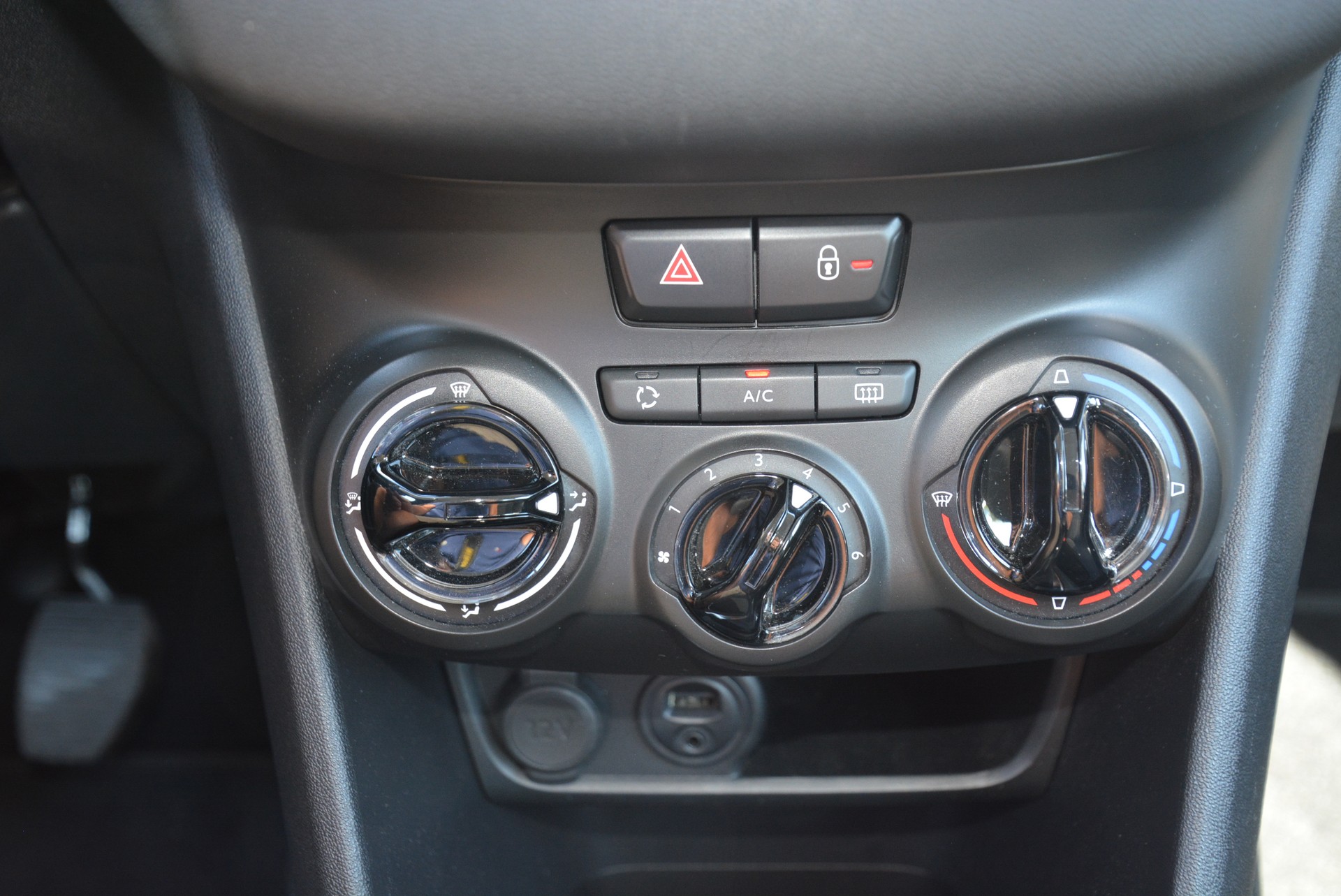 PEUGEOT 208 1.6 e-HDI Active-image-11