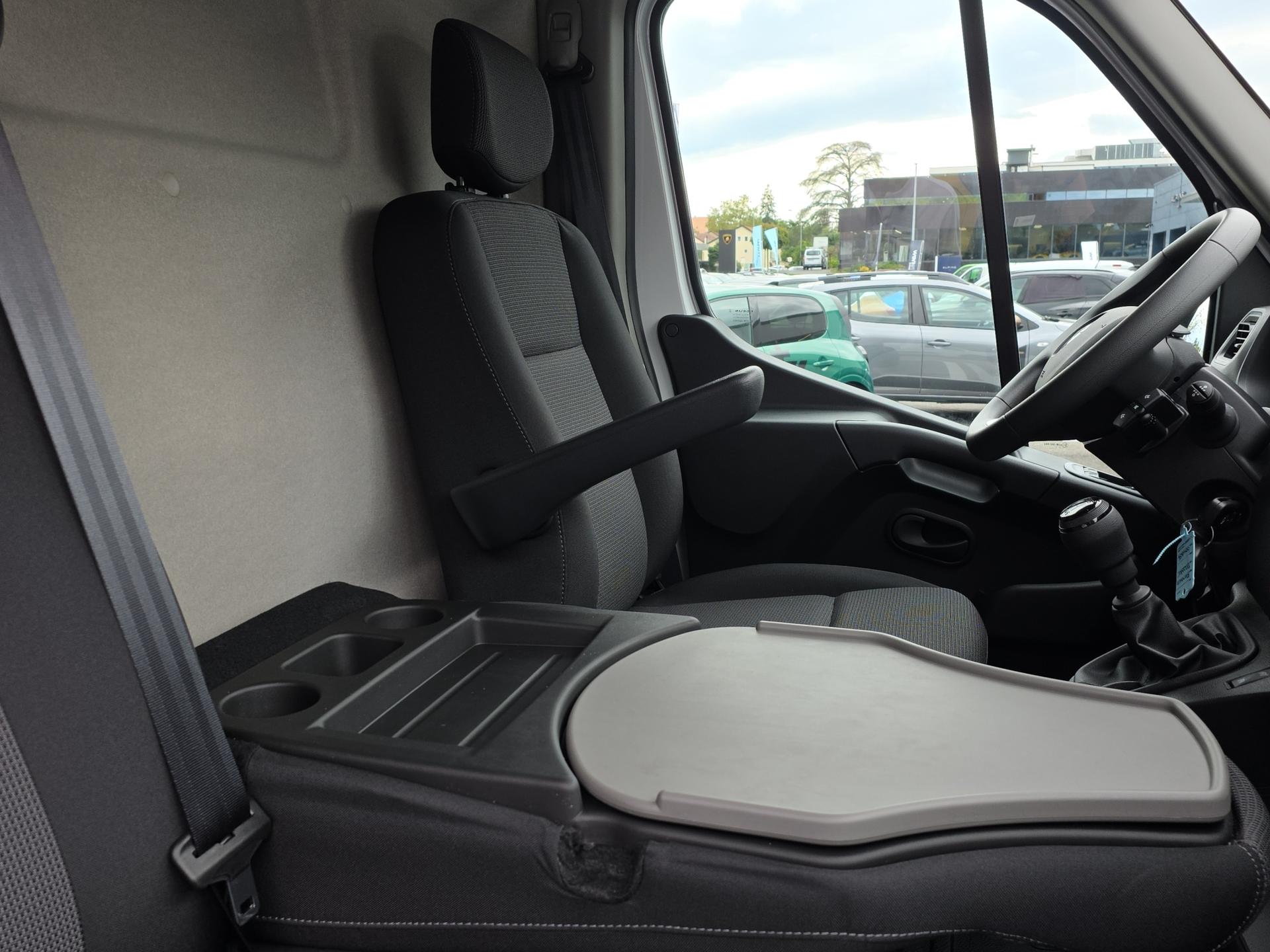 RENAULT Master T35 2.3 Blue dCi 135 L3H2-image-18