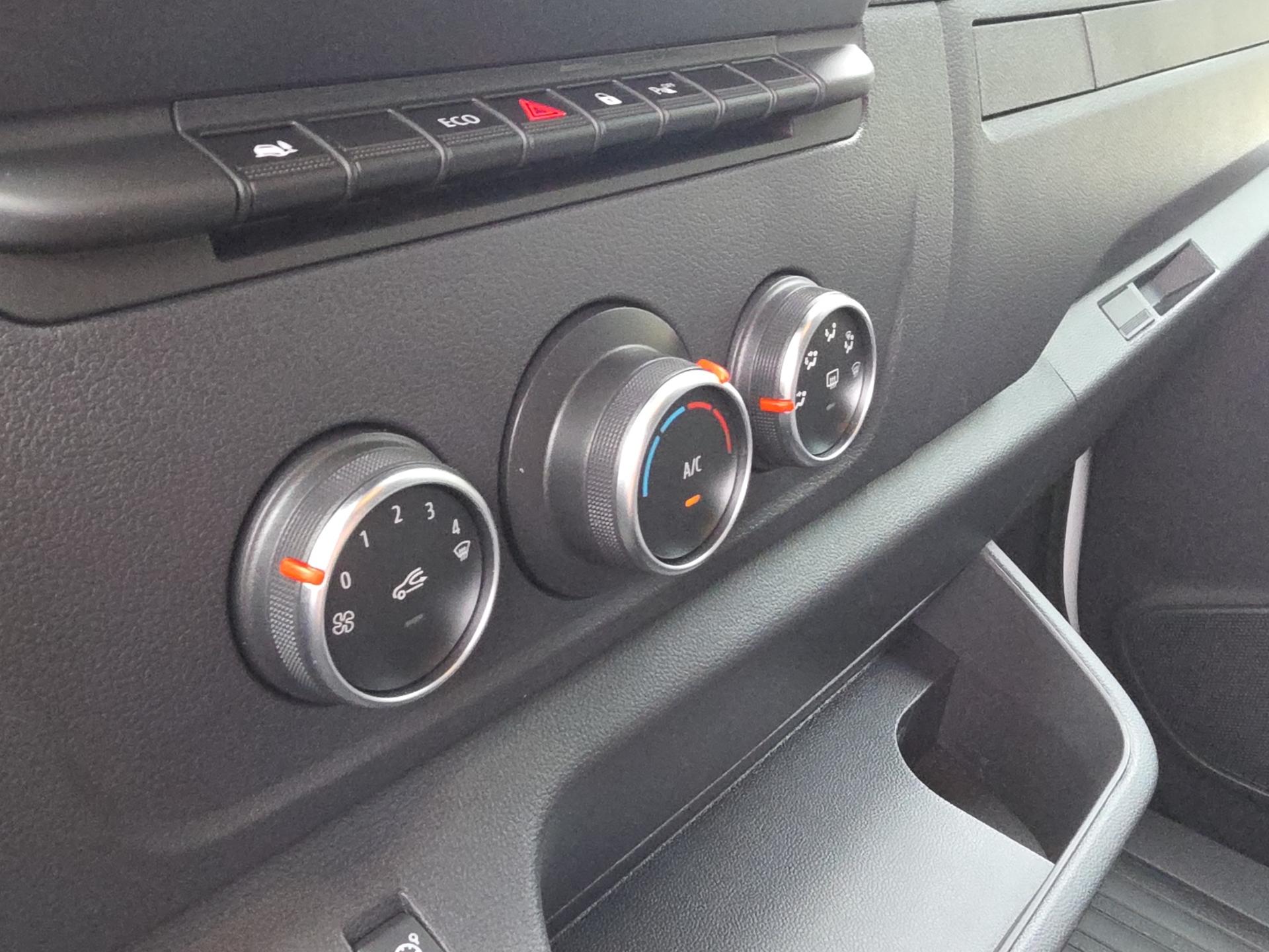 RENAULT Master T35 2.3 Blue dCi 135 L3H2-image-12