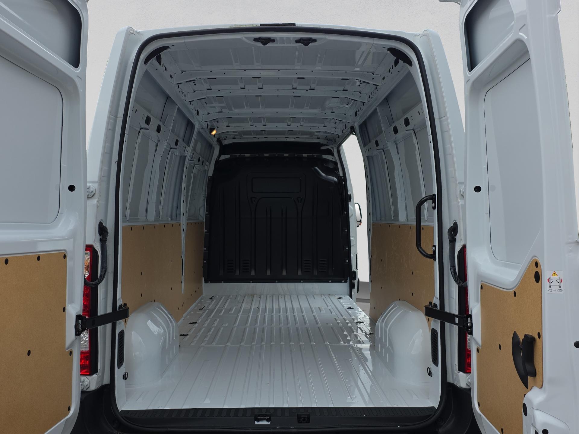RENAULT Master T35 2.3 Blue dCi 135 L3H2-image-15