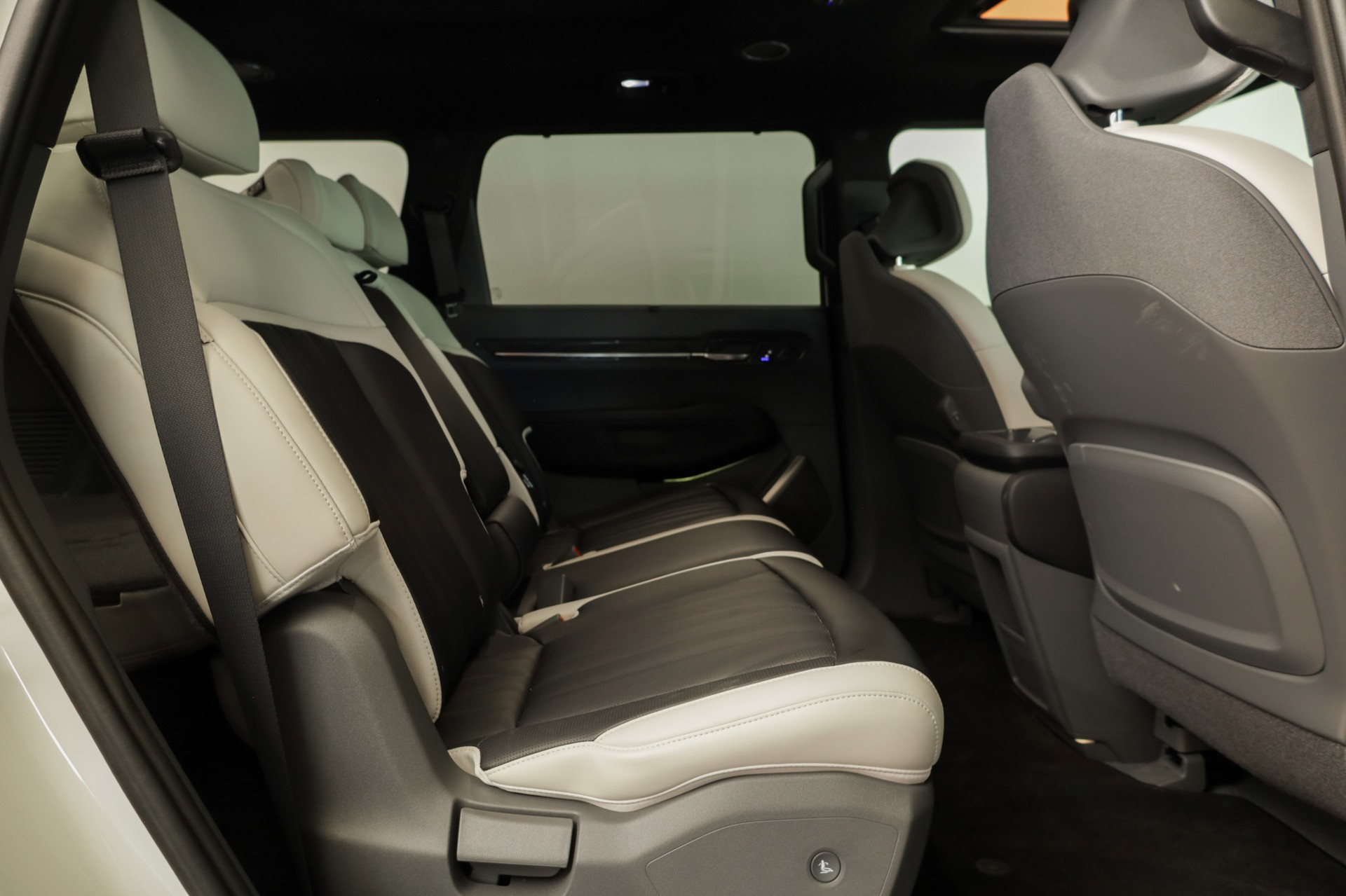 KIA EV9 99,8 kWh GT-Line 4x4 * 7 seats-image-12