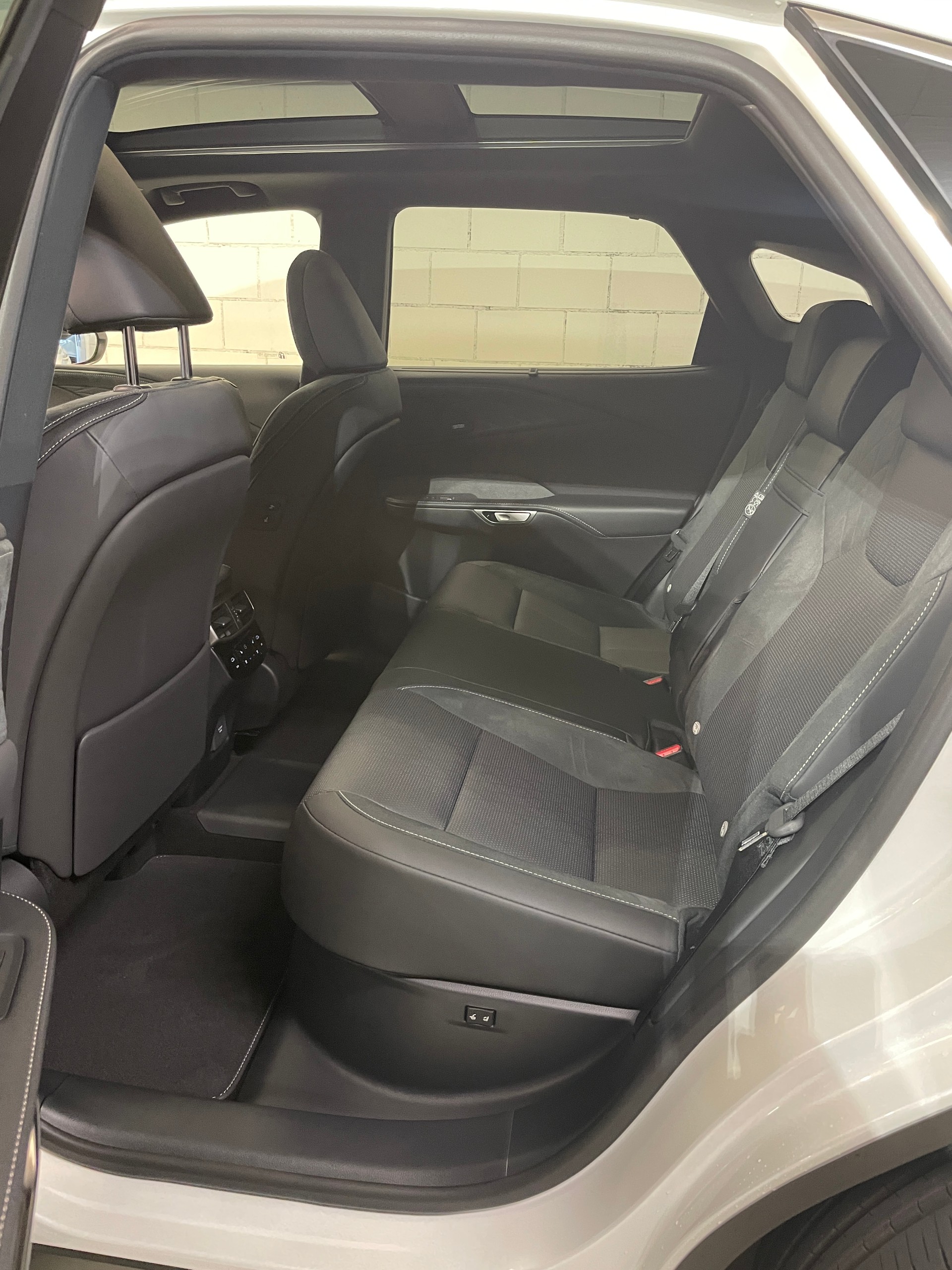 LEXUS RX 450h+ Ecxellence AWD CVT-image-12