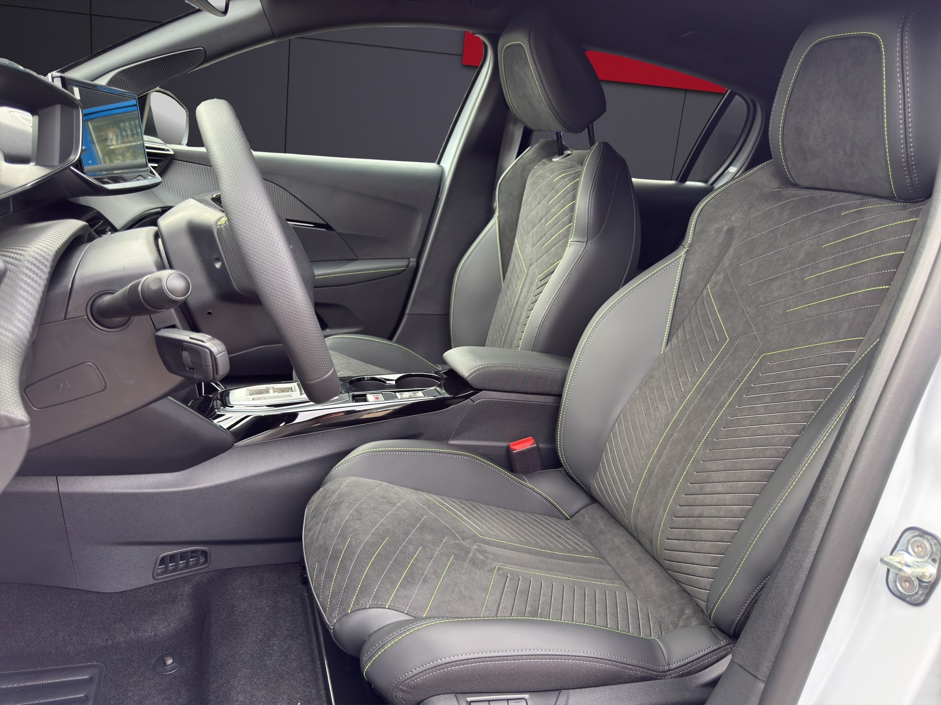 PEUGEOT 208 1.2 MHEV GT Exclusive-image-5