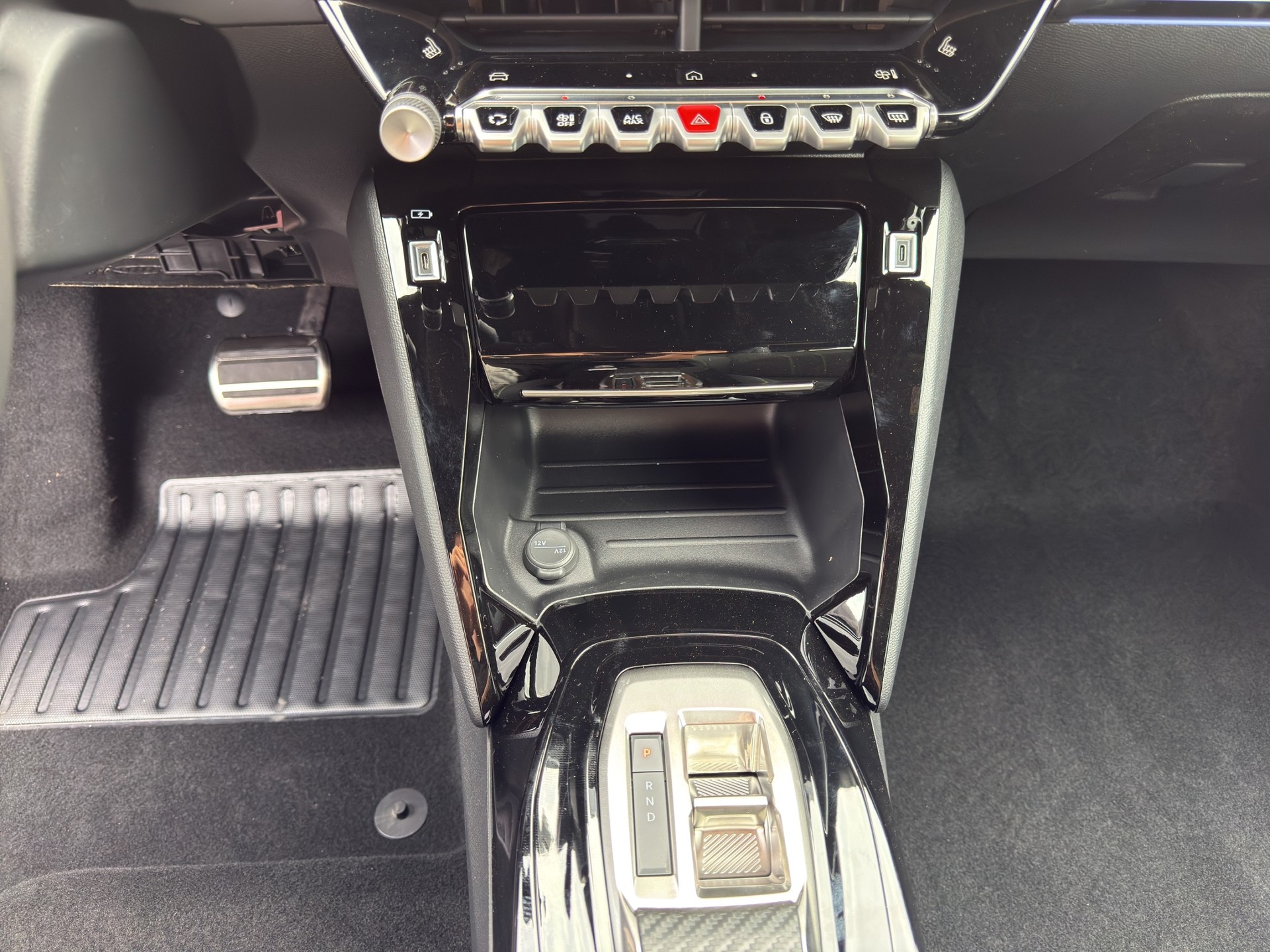 PEUGEOT 208 1.2 MHEV GT Exclusive-image-10