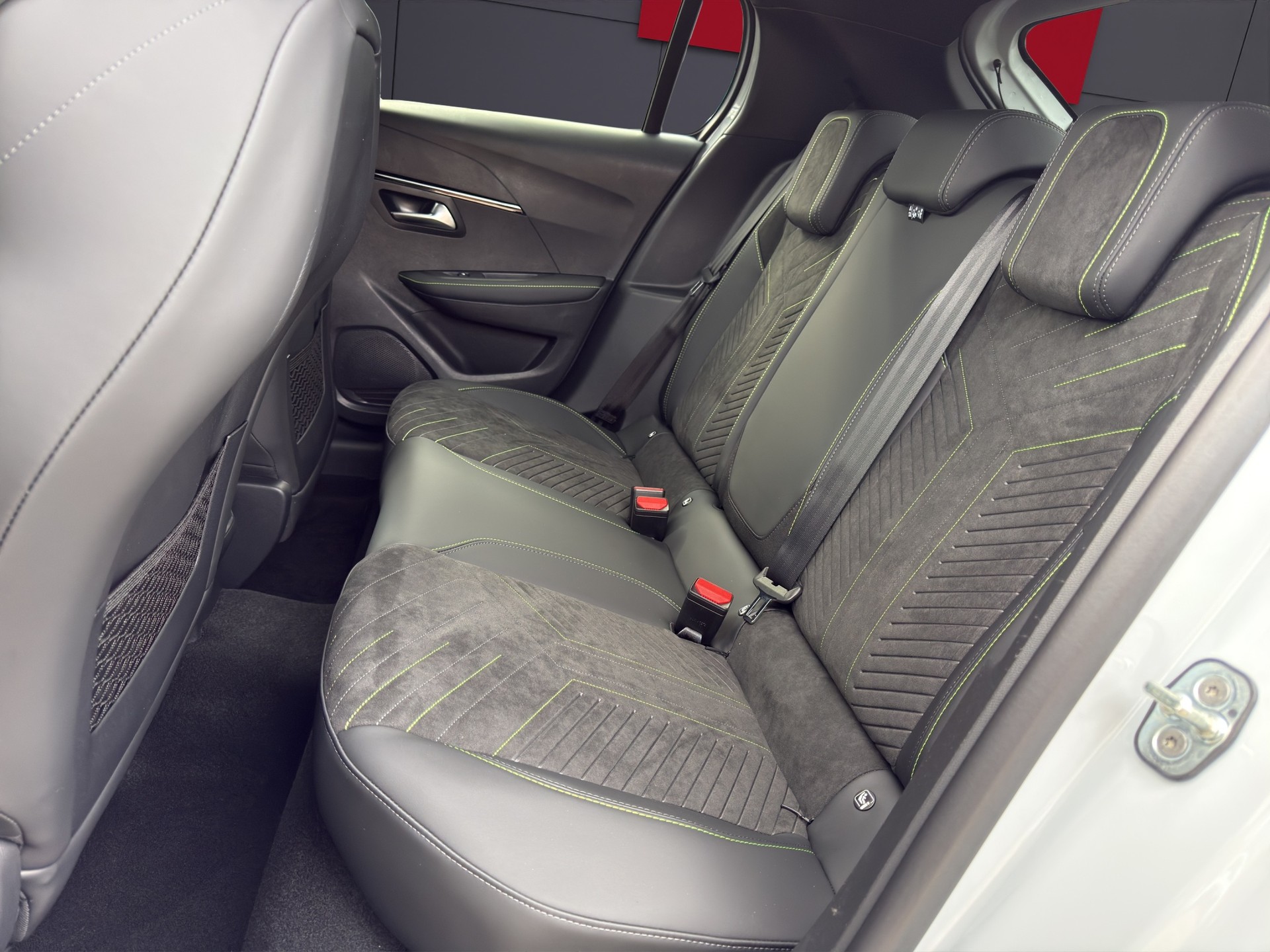 PEUGEOT 208 1.2 MHEV GT Exclusive-image-6