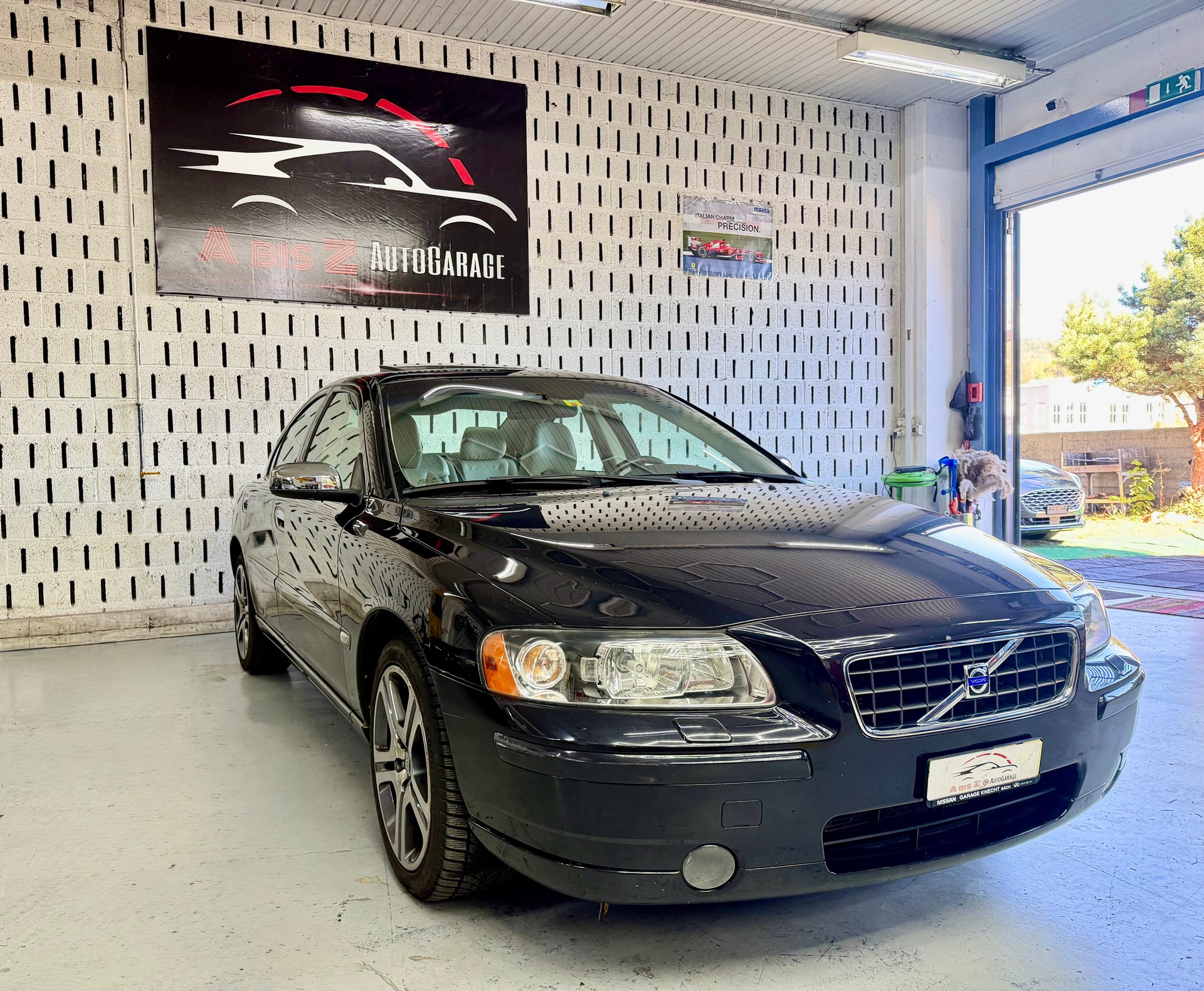 VOLVO S60 2.5T Momentum-showroom-element-2