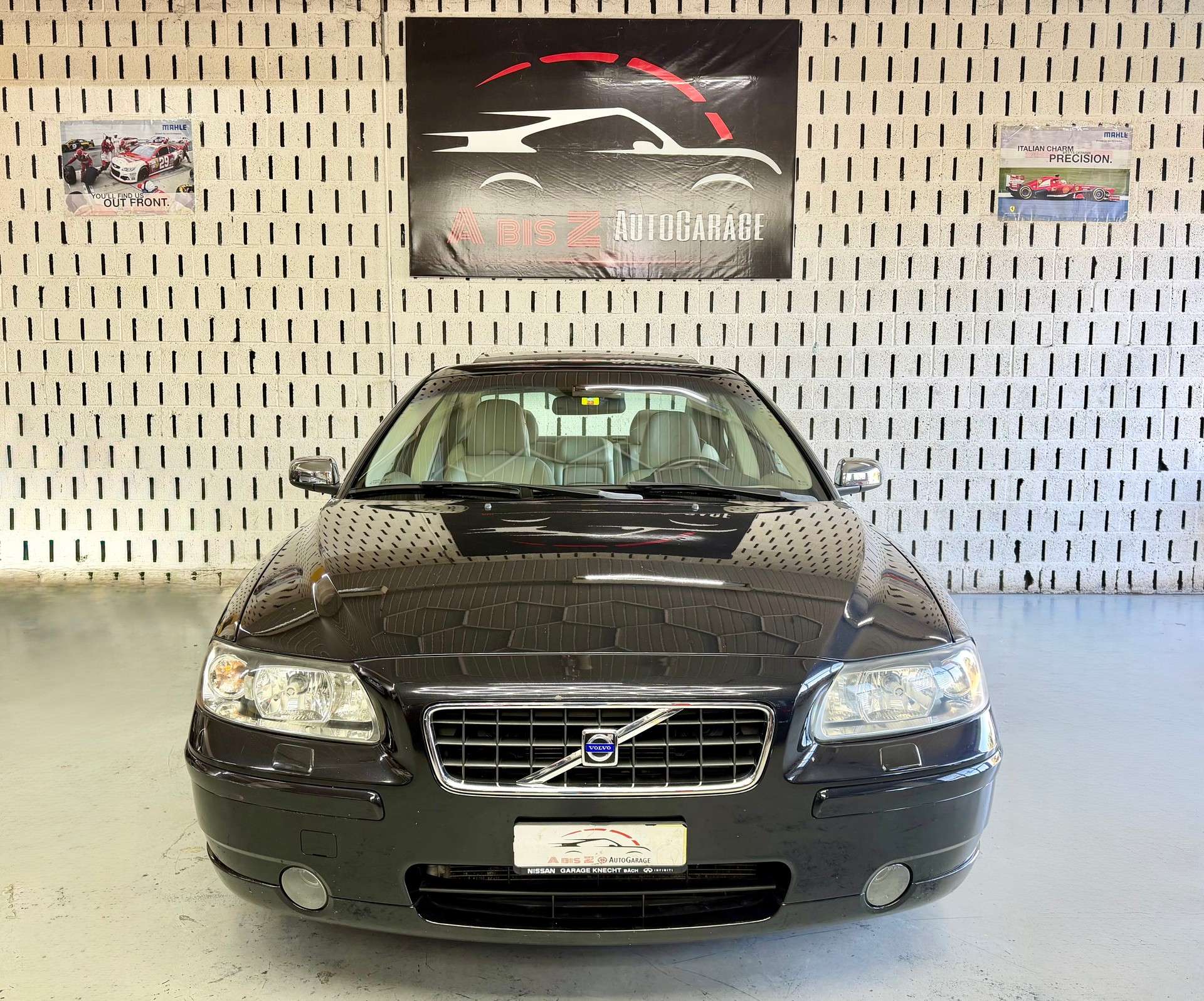 VOLVO S60 2.5T Momentum-showroom-element-1