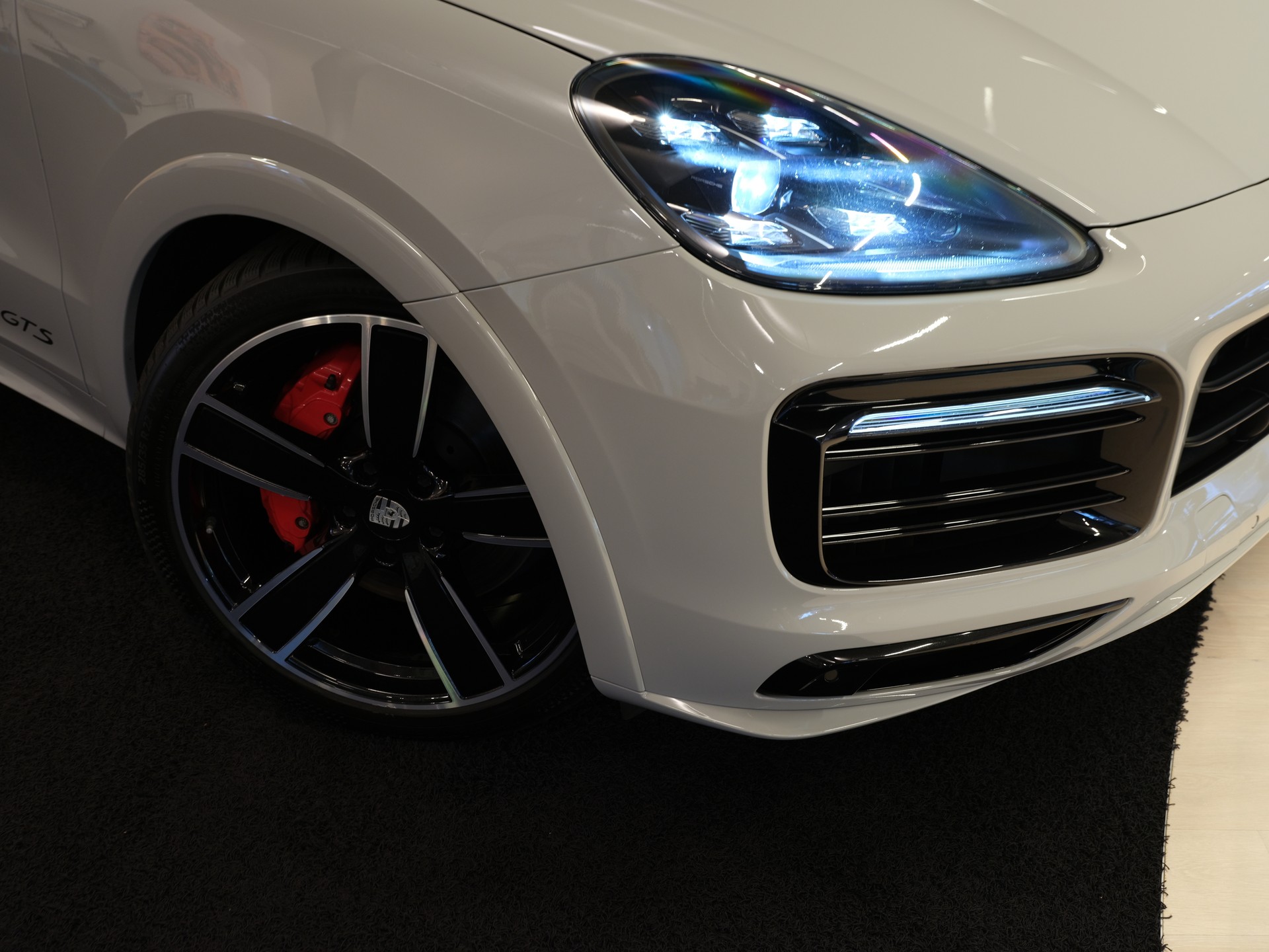 PORSCHE Cayenne GTS Coupé Carbon Paket | PDLS | Soft-Close | Head-Up | 360° Kamera | Hinterachslenk. |-image-1