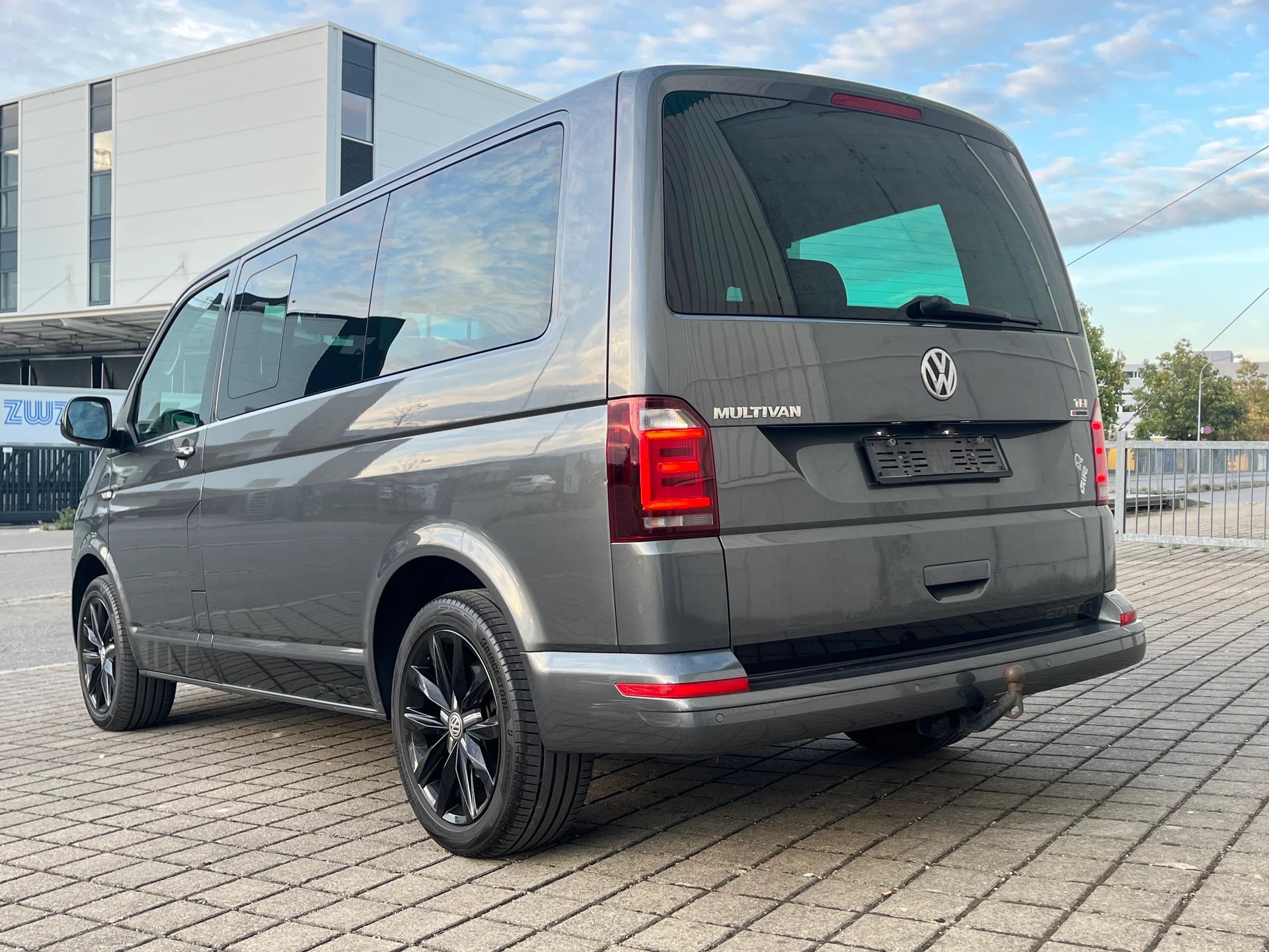 VW T6 Multivan 2.0 Bi-TDI Family Edition 4Motion DSG-image-2