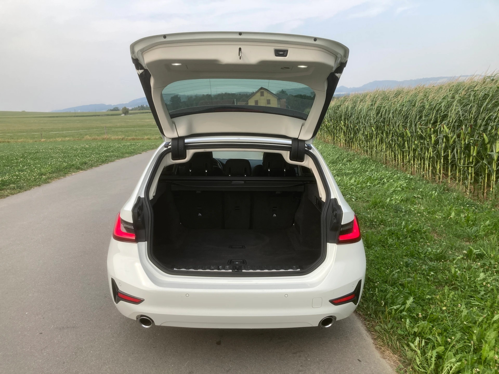 BMW 320d xDrive 48V Touring Steptronic-image-5