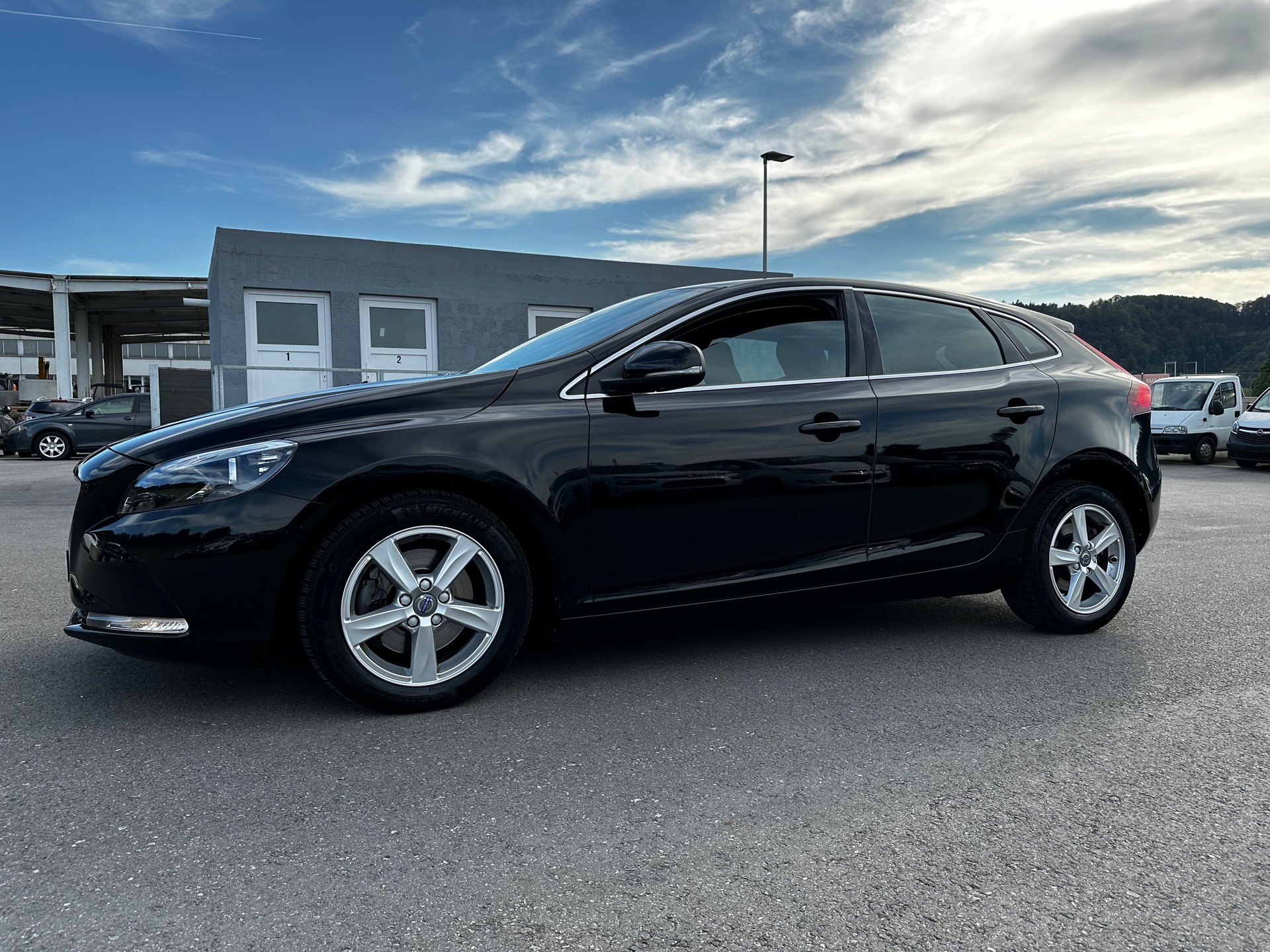 VOLVO V40 T2 Kinetic-image-3
