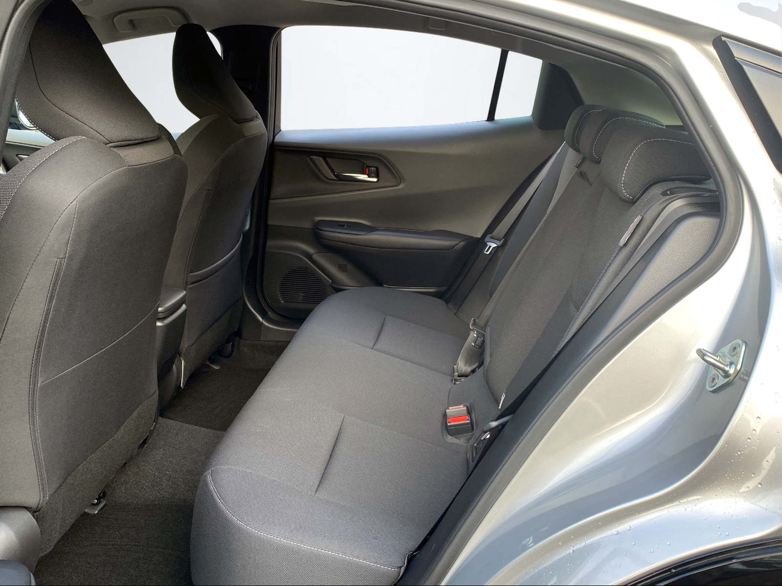 TOYOTA Prius 2.0 Plug-In-Hybrid Style-image-10