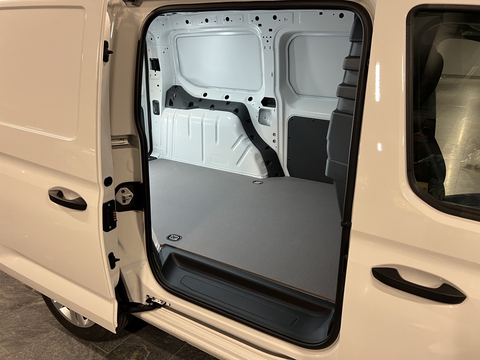 VW Caddy Cargo 1.5TSI Entry Maxi-image-8