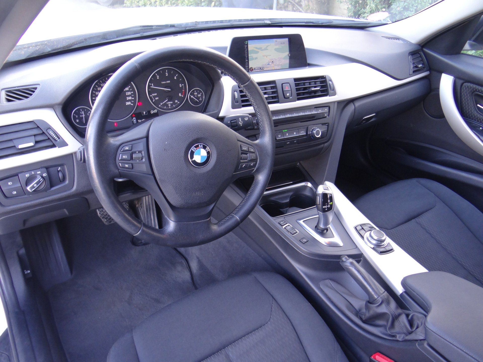 BMW 320d xDrive Touring Modern Line Steptronic-image-8