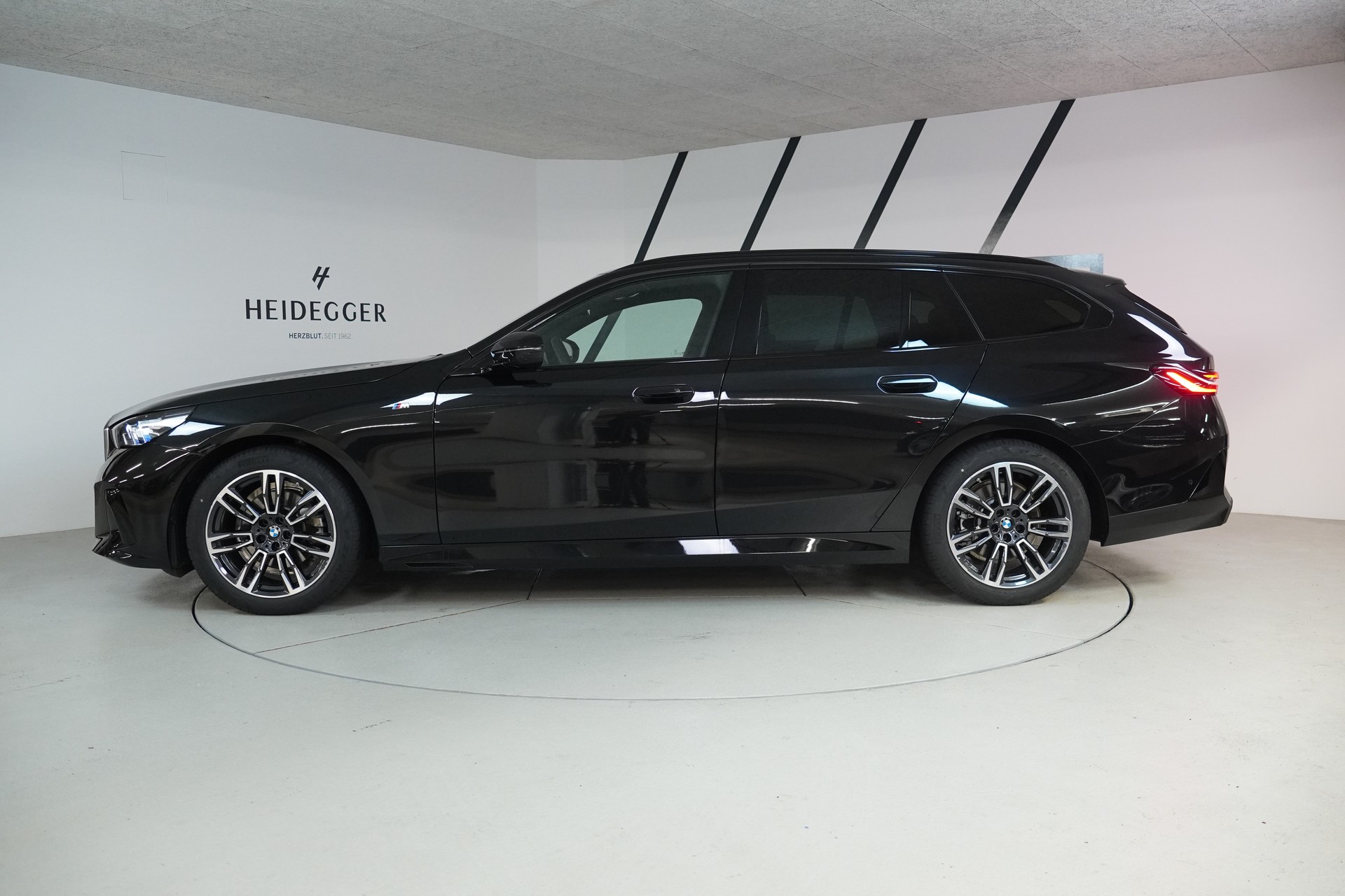 BMW 520d xDrive 48V Touring M Sport Steptronic-image-3