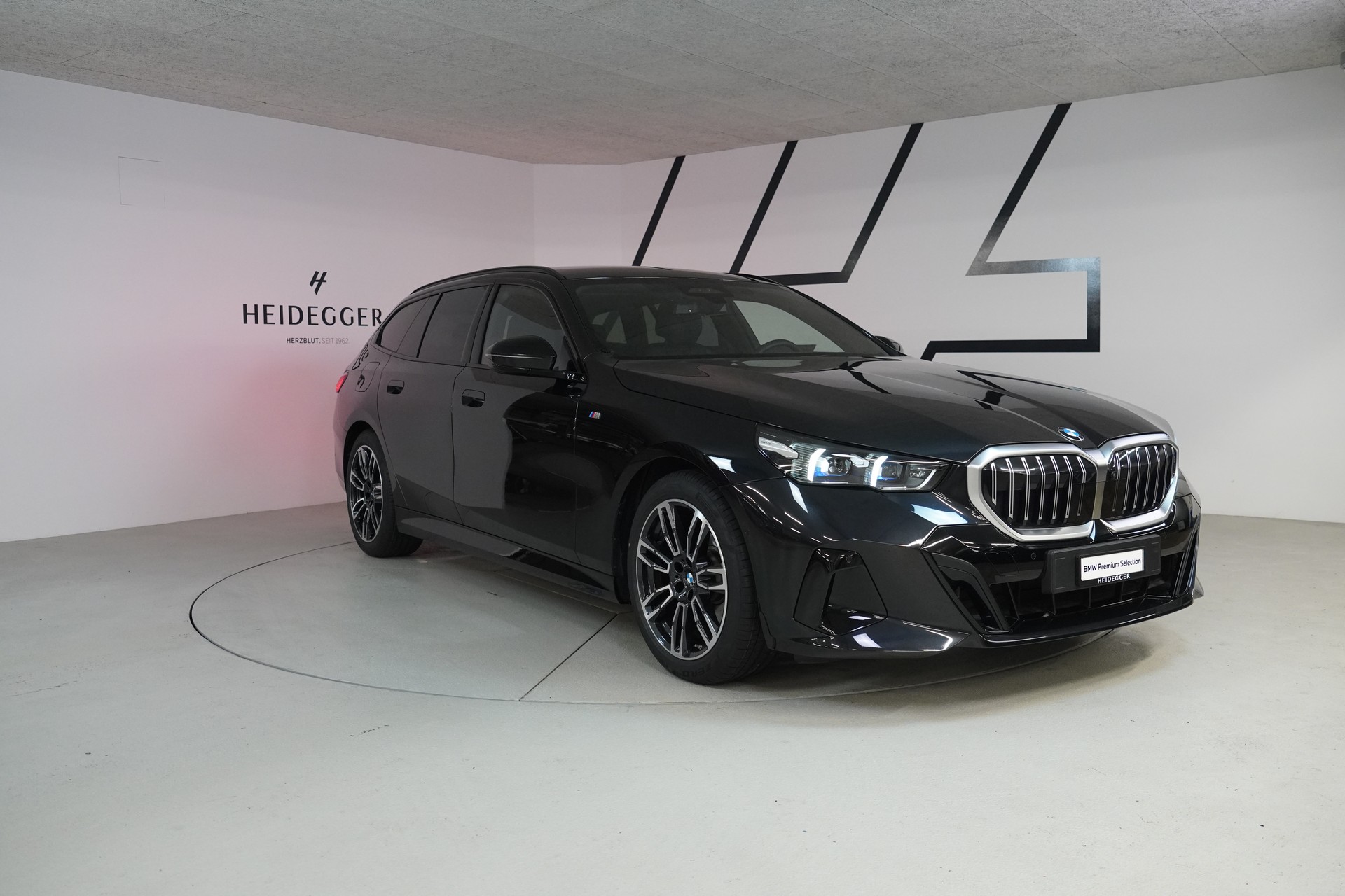 BMW 520d xDrive 48V Touring M Sport Steptronic-image-2