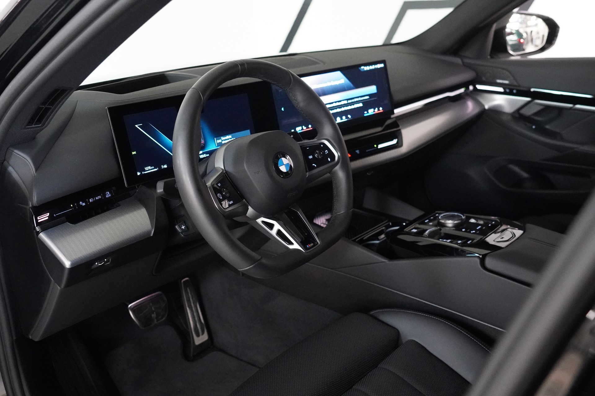 BMW 520d xDrive 48V Touring M Sport Steptronic-image-24