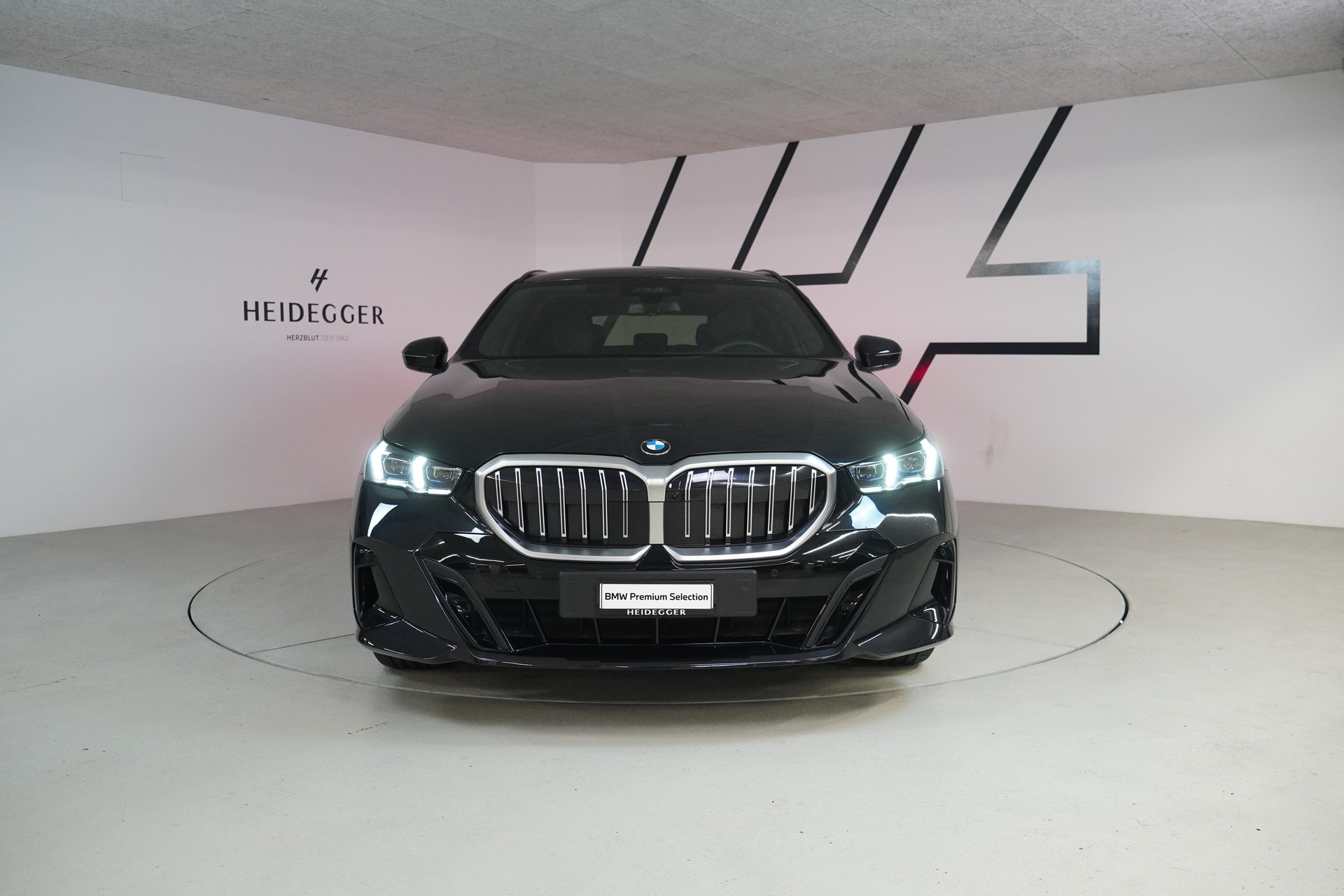 BMW 520d xDrive 48V Touring M Sport Steptronic-image-1