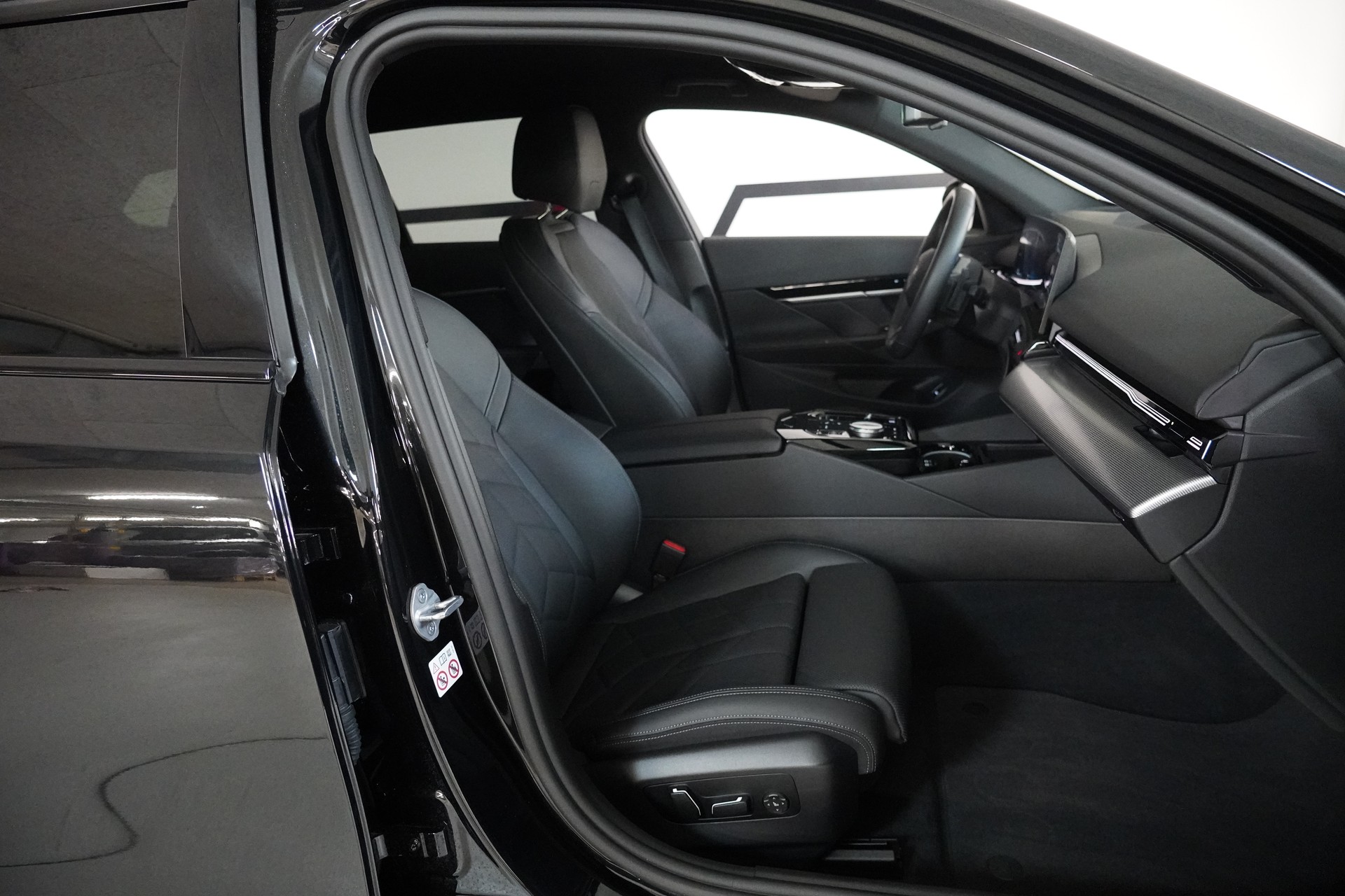 BMW 520d xDrive 48V Touring M Sport Steptronic-image-14