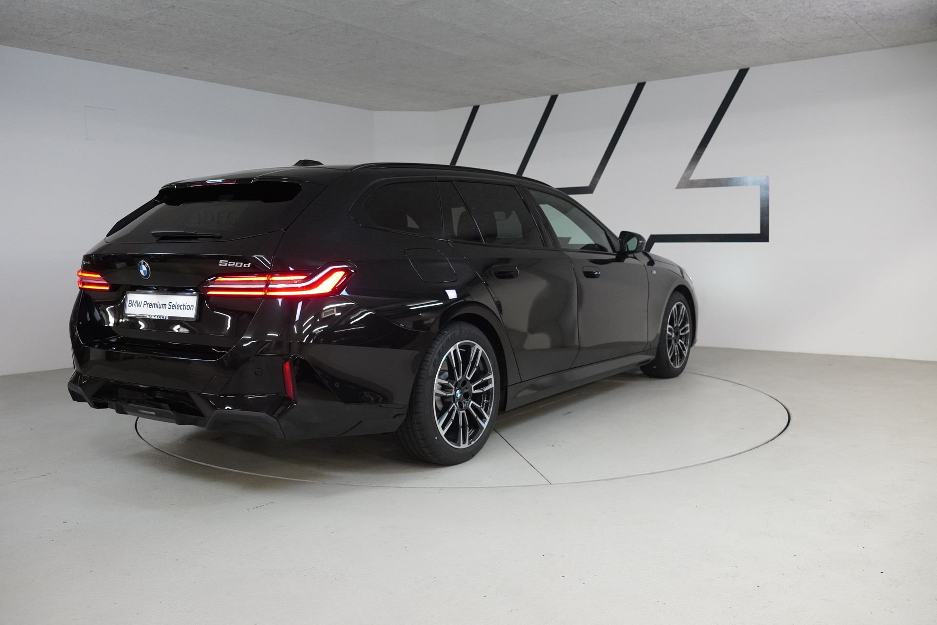 BMW 520d xDrive 48V Touring M Sport Steptronic-image-6
