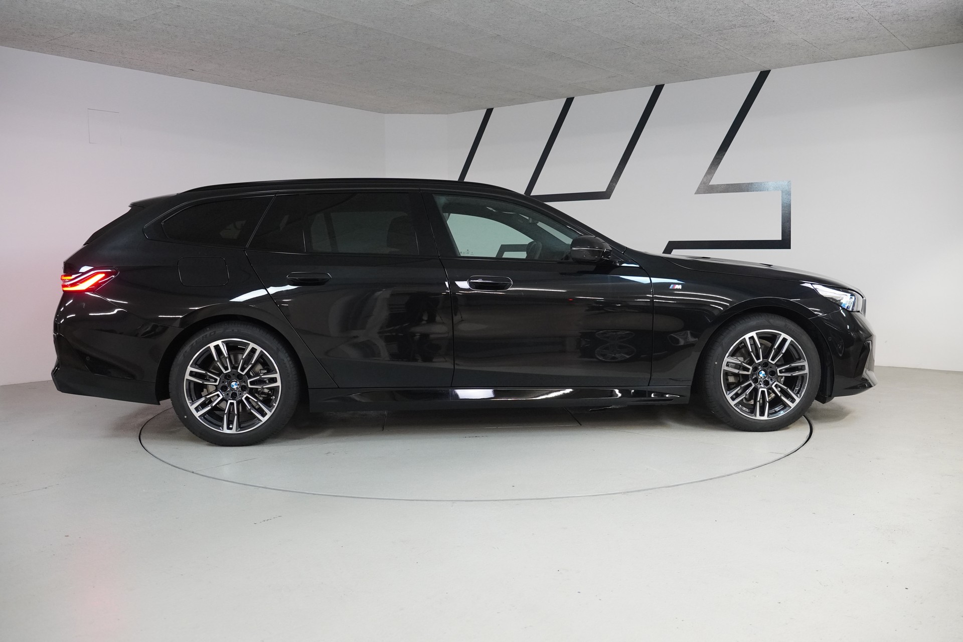 BMW 520d xDrive 48V Touring M Sport Steptronic-image-7