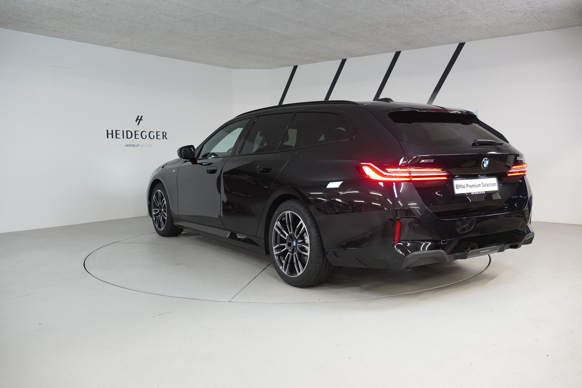 BMW 520d xDrive 48V Touring M Sport Steptronic-image-4