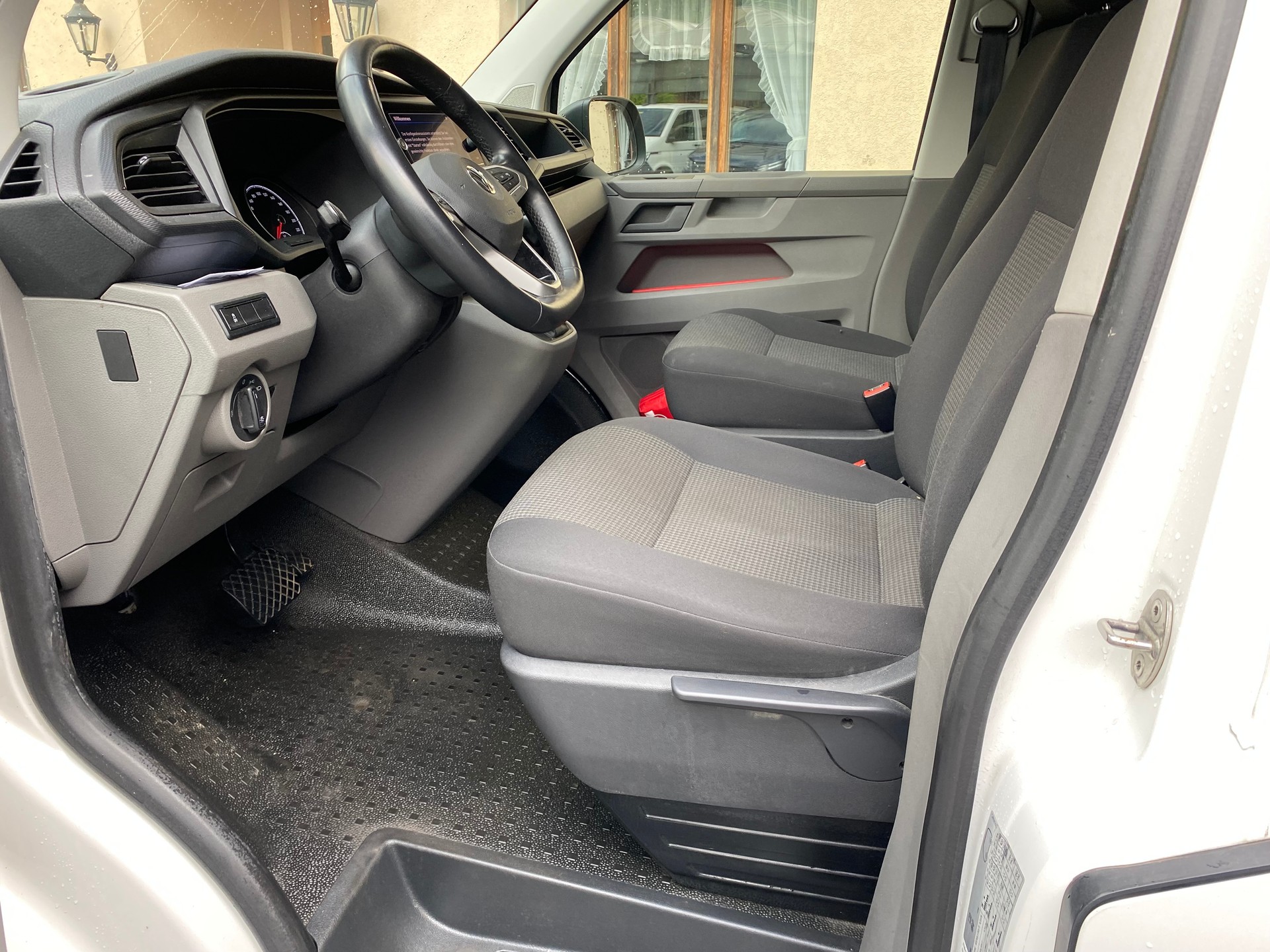VW T6.1 2.0 TDI 4Motion DSG-image-2