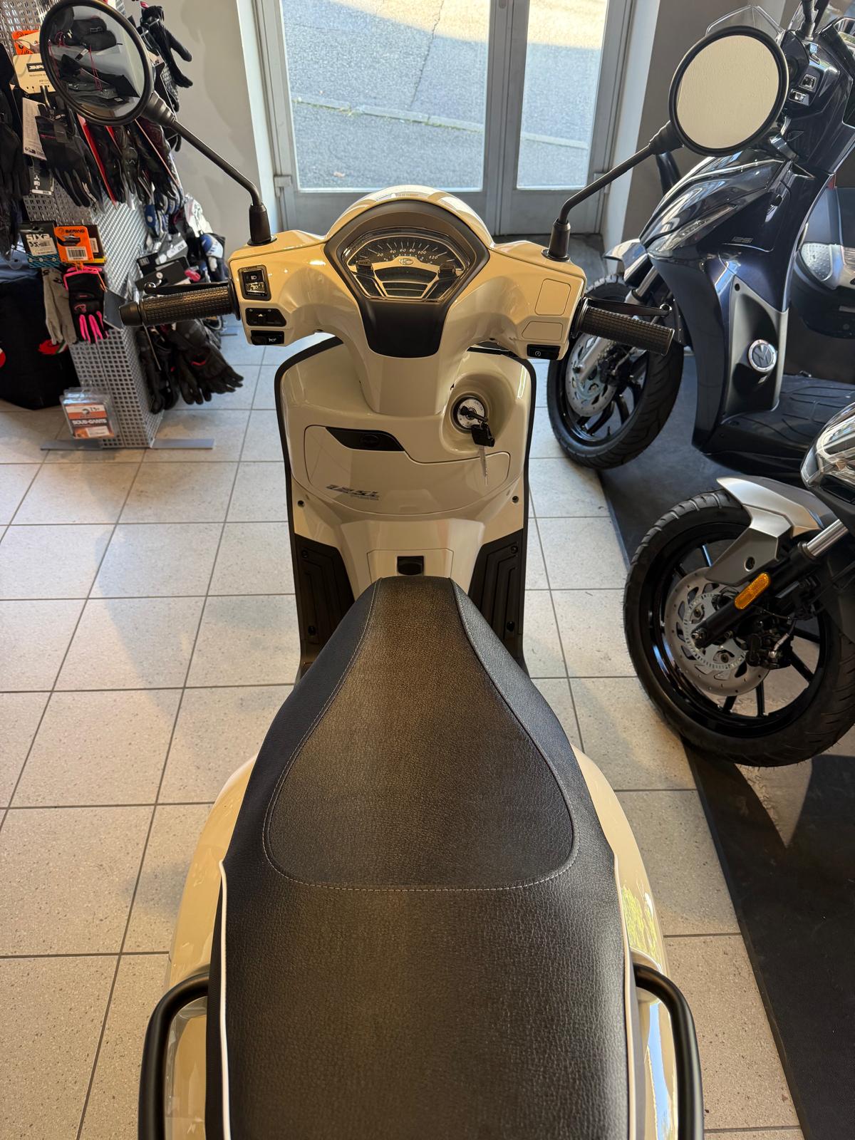 KYMCO Like 125i ABS Topcase & Noodoe-showroom-element-3