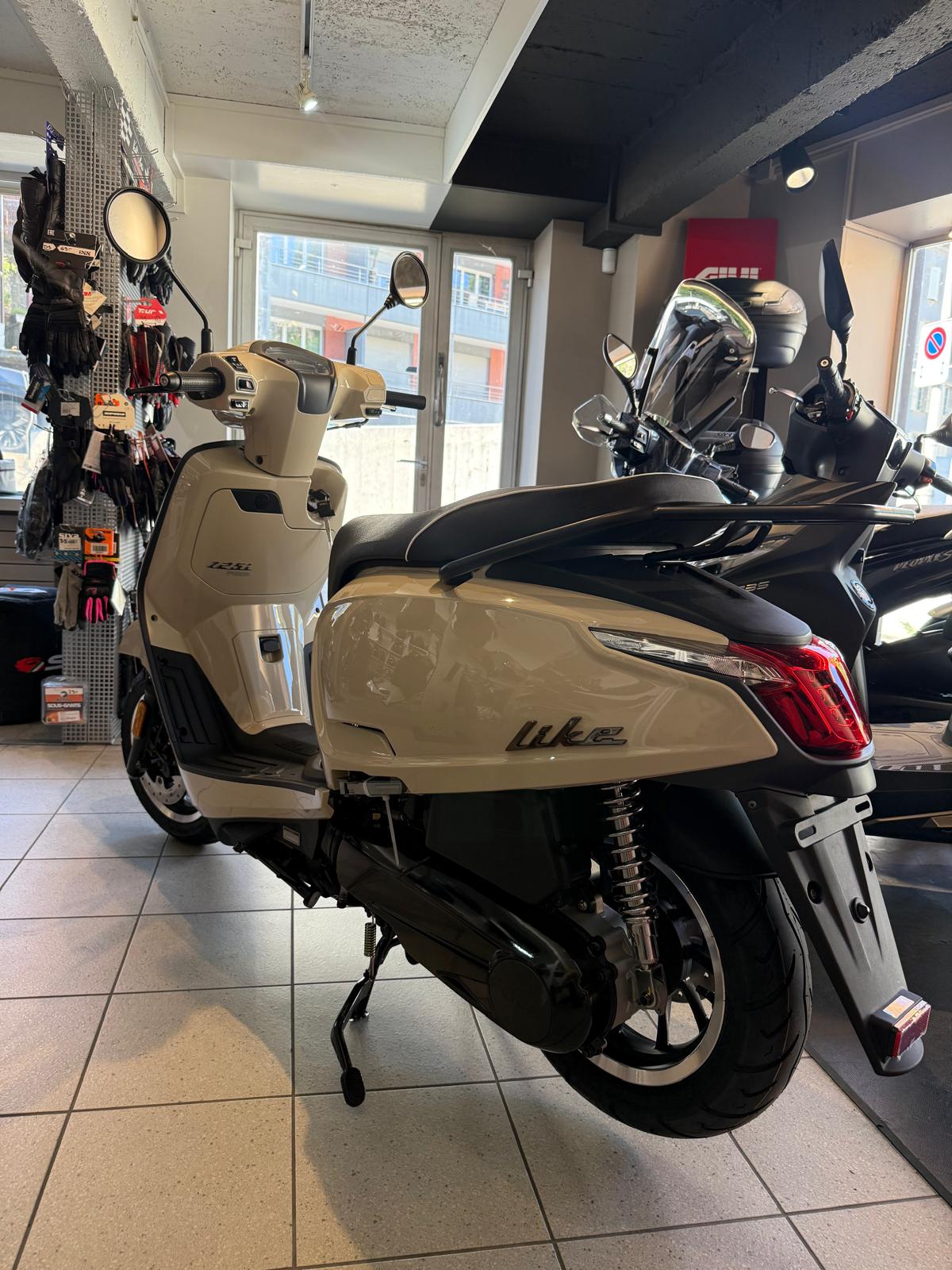 KYMCO Like 125i ABS Topcase & Noodoe-showroom-element-2