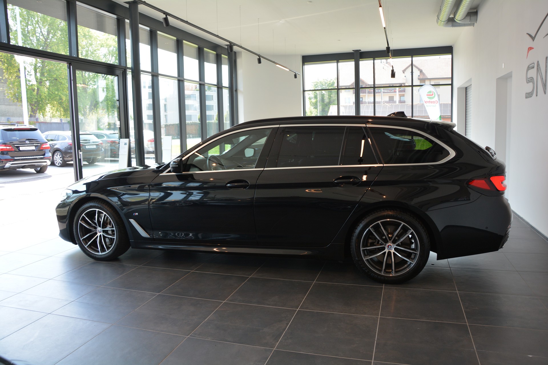 BMW 540i xDrive 48V Touring M Sport Steptronic-showroom-element-2