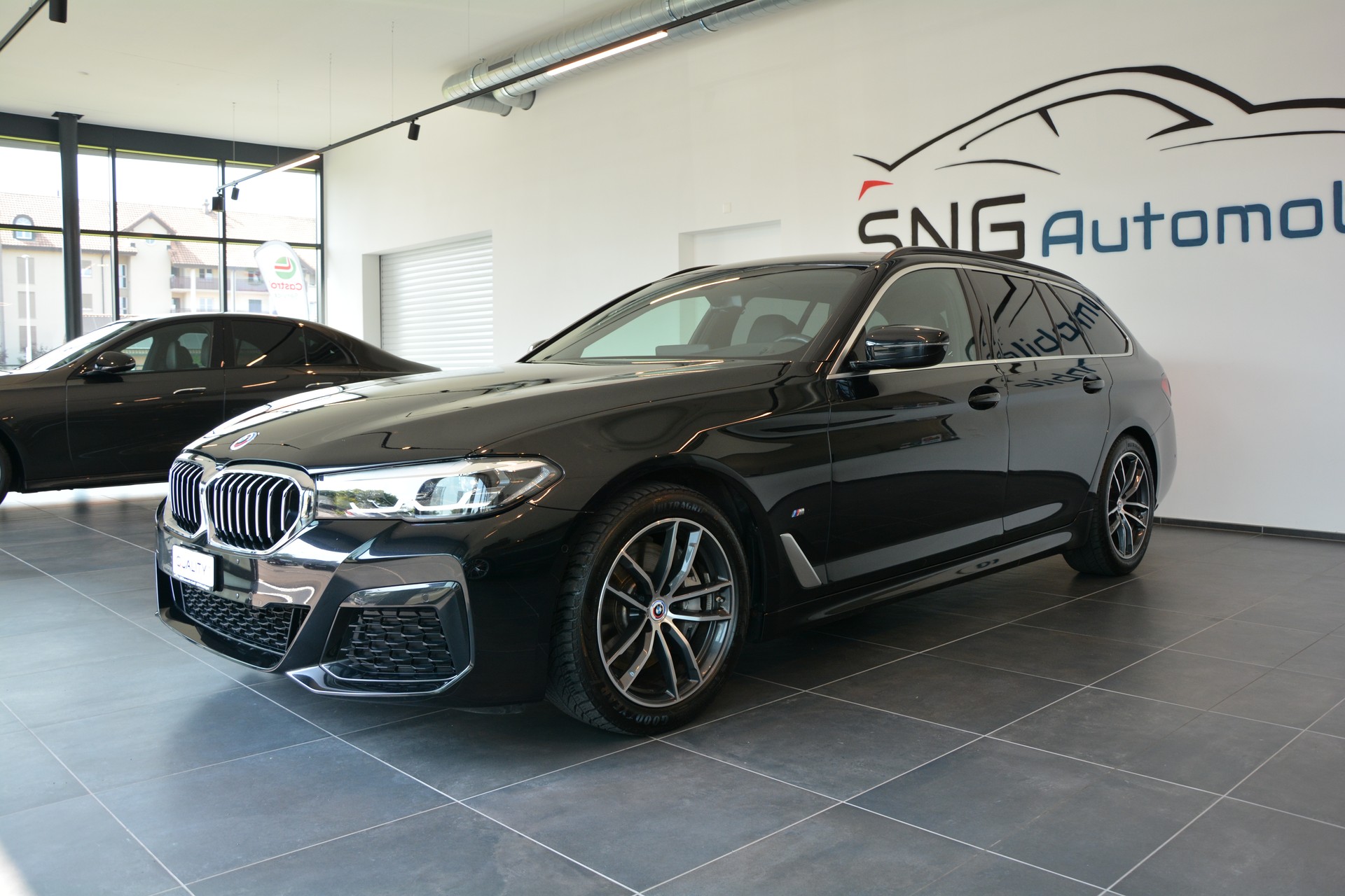 BMW 540i xDrive 48V Touring M Sport Steptronic-showroom-element-1
