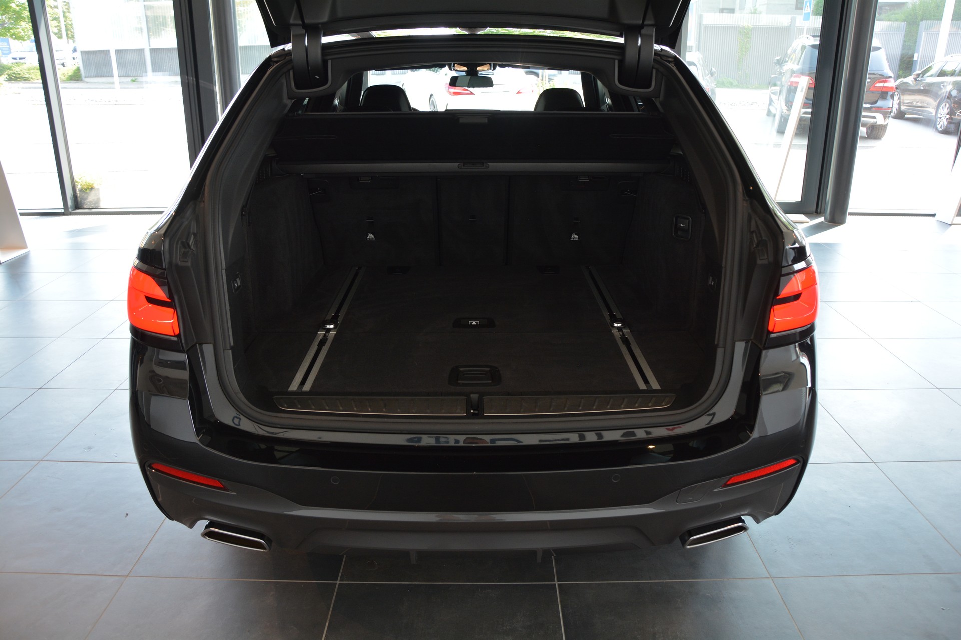 BMW 540i xDrive 48V Touring M Sport Steptronic-image-13