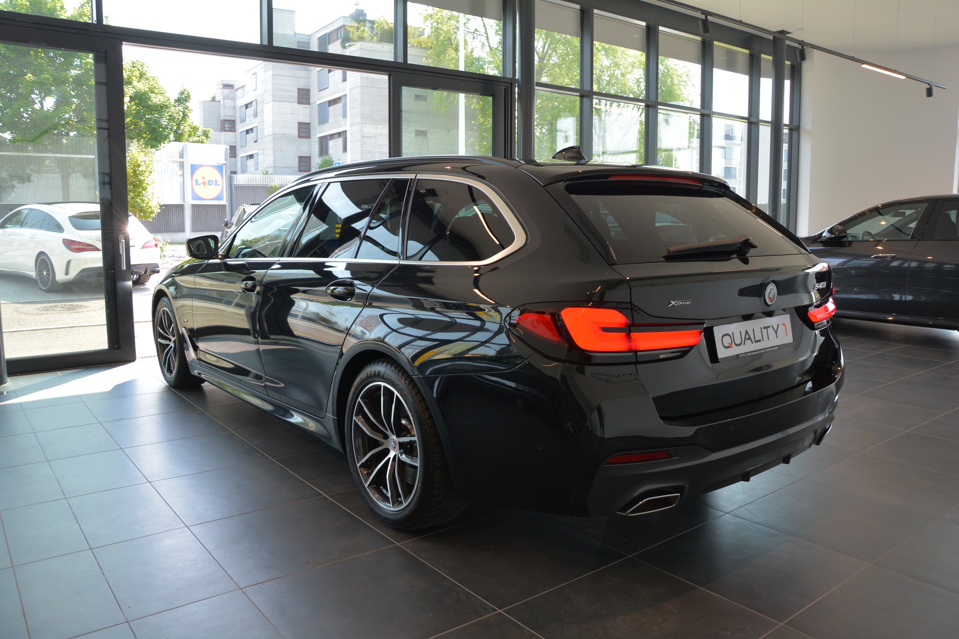 BMW 540i xDrive 48V Touring M Sport Steptronic-showroom-element-3