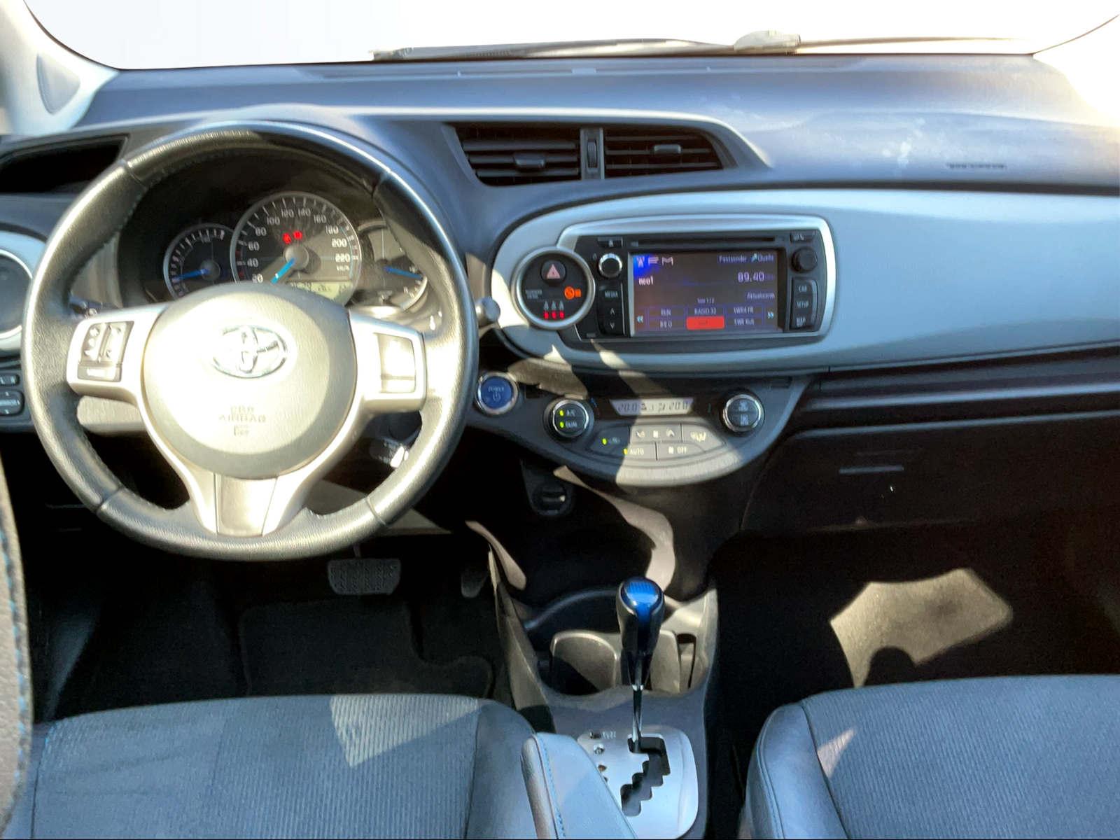 TOYOTA Yaris 1.5 VVT-i HSD Sol-image-11