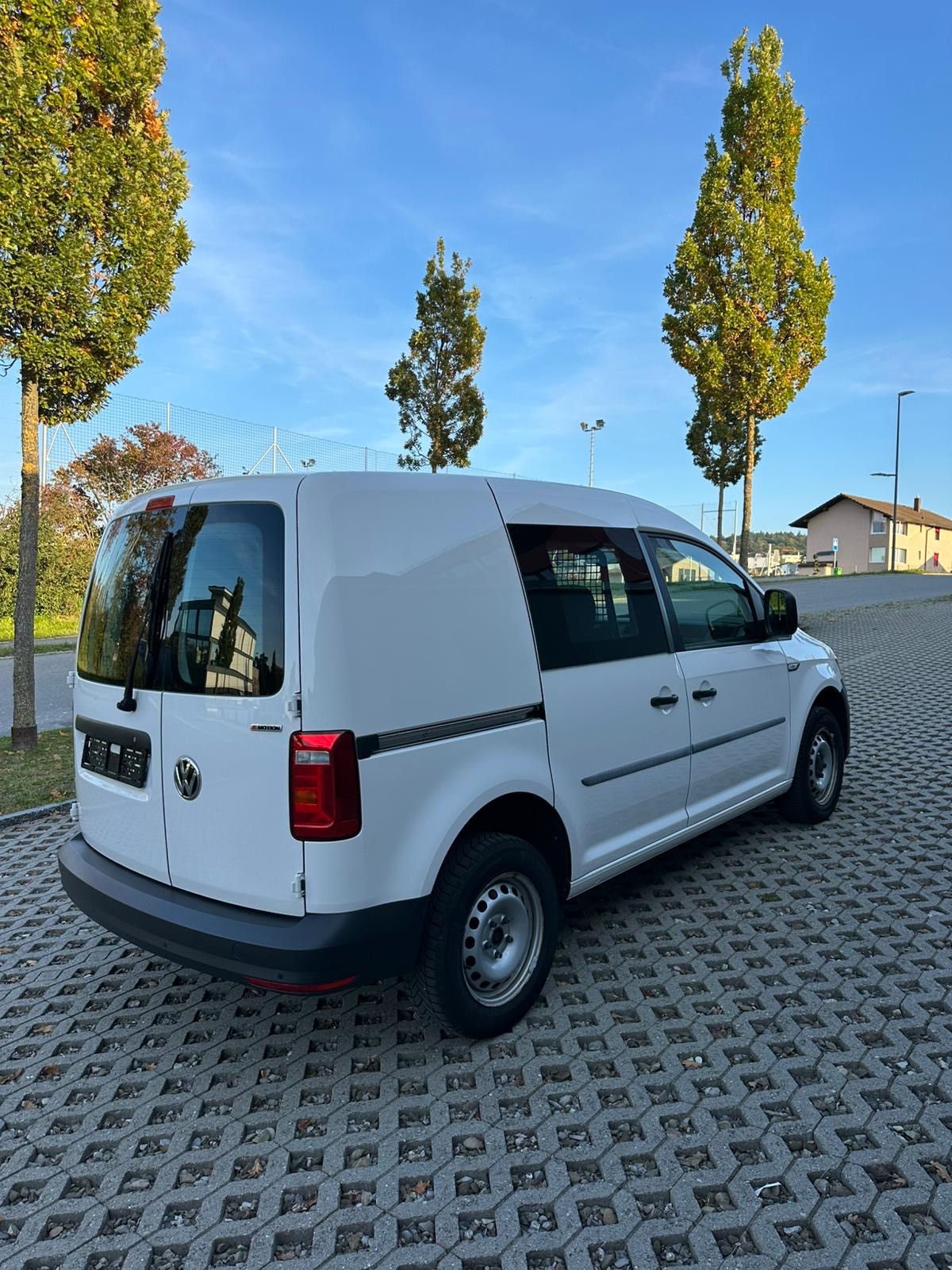 VW Caddy 2.0TDI 4Motion BlueMotion Technology-image-5