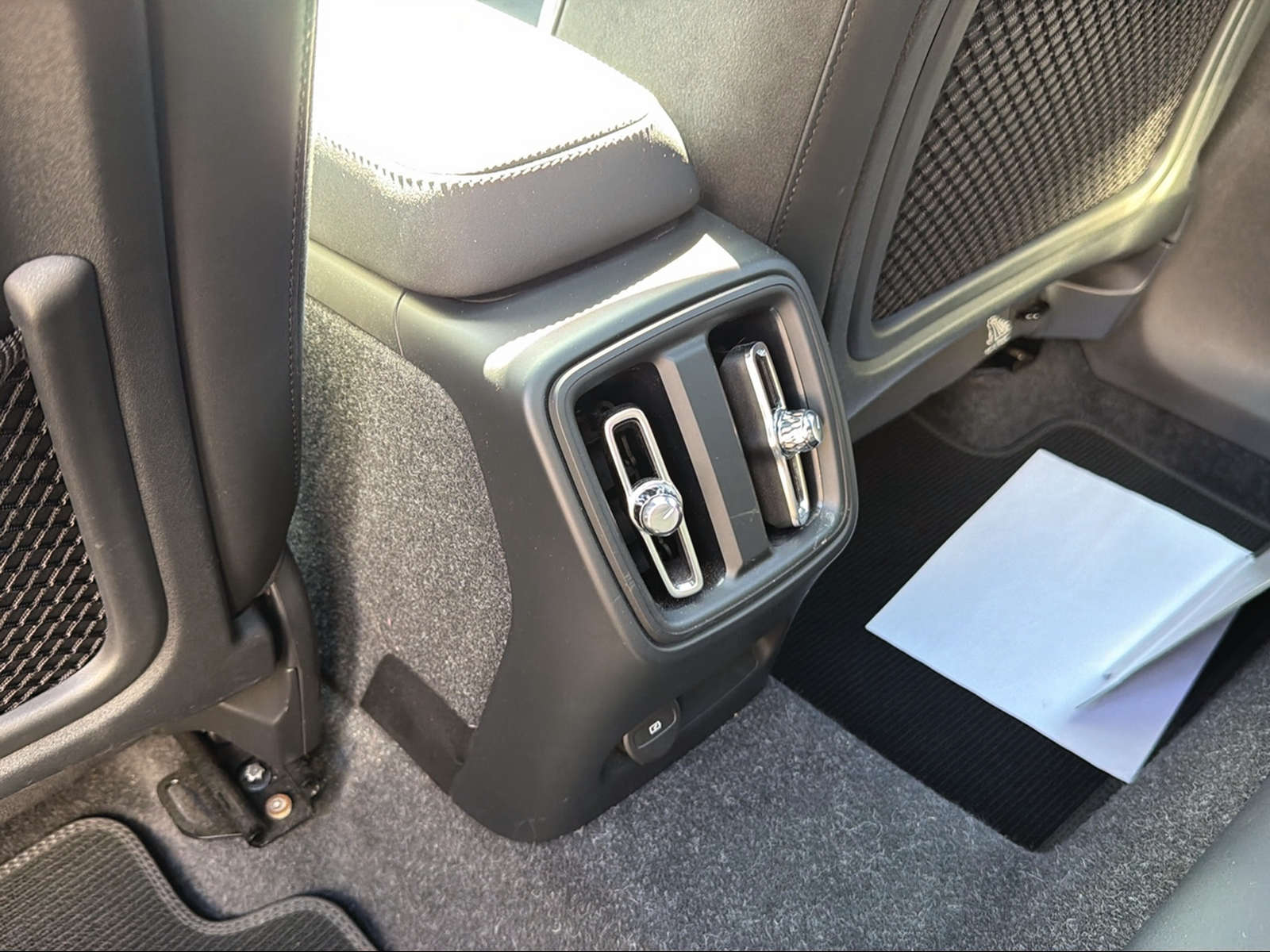 VOLVO XC40 P8 Twin Pro AWD-image-13